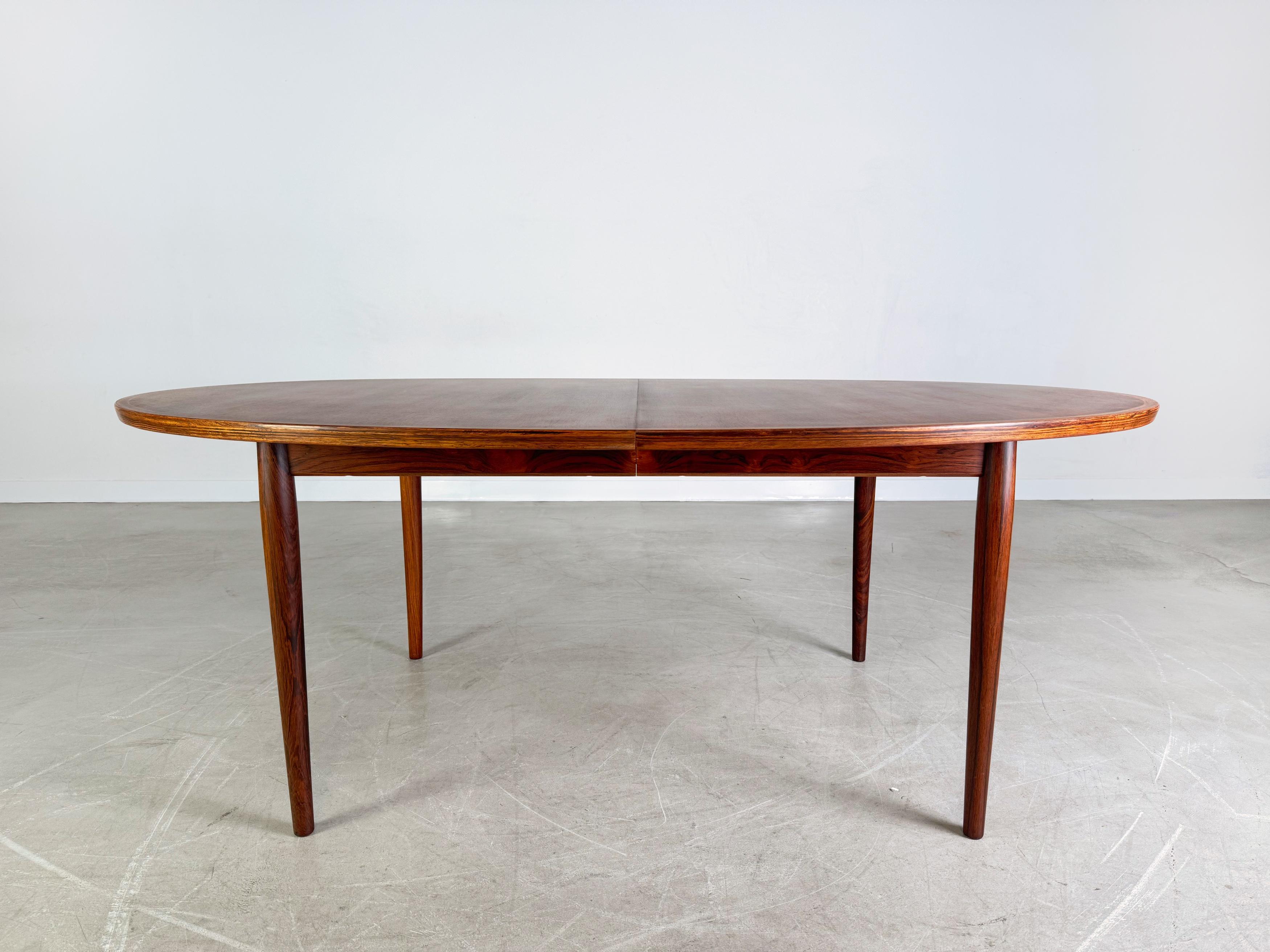 Wir bieten einen wunderschönen Vintage Esstisch aus den 1960er Jahren zum Verkauf an. La table est fabriquée en teck massif et offre, grâce à sa forme ovale, une place pour jusqu'à 8 personnes. Une plaque d'identification est incluse dans le livret,