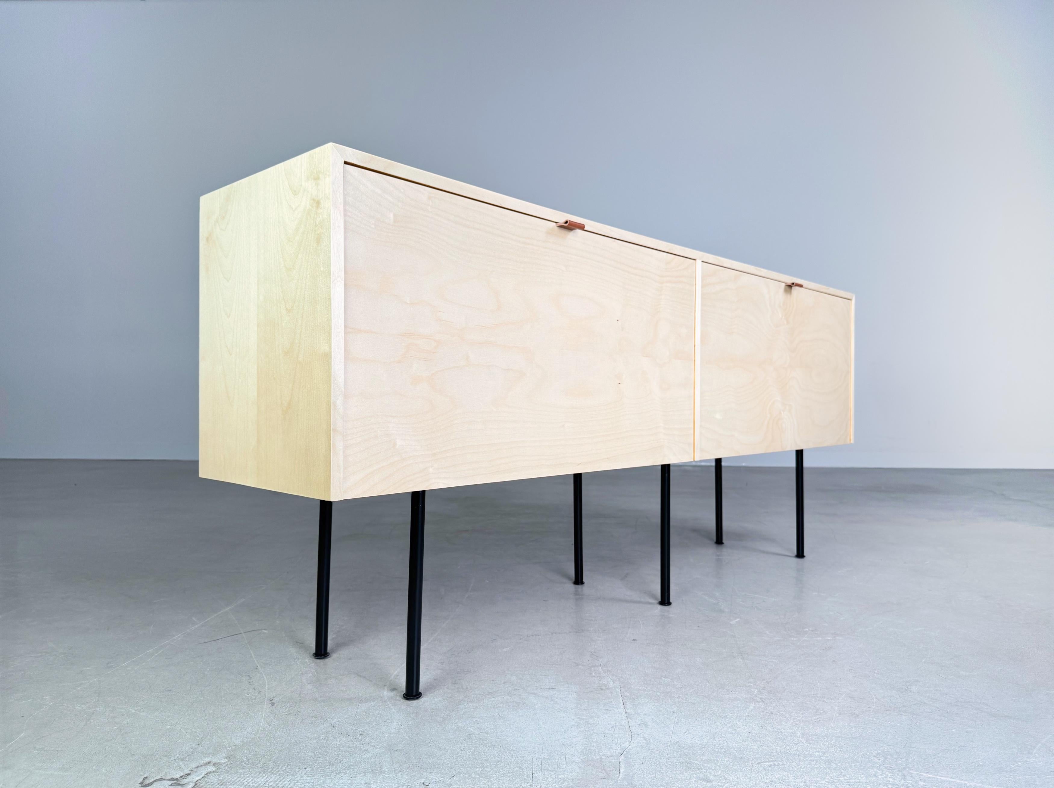 Ti offriamo una splendida e raffinata credenza degli anni '50 di Knoll International da acquistare. La credenza di Florence Knoll si compone di due sedie e l'intero corpo è stato realizzato in modo professionale con un nuovo rivestimento in legno.