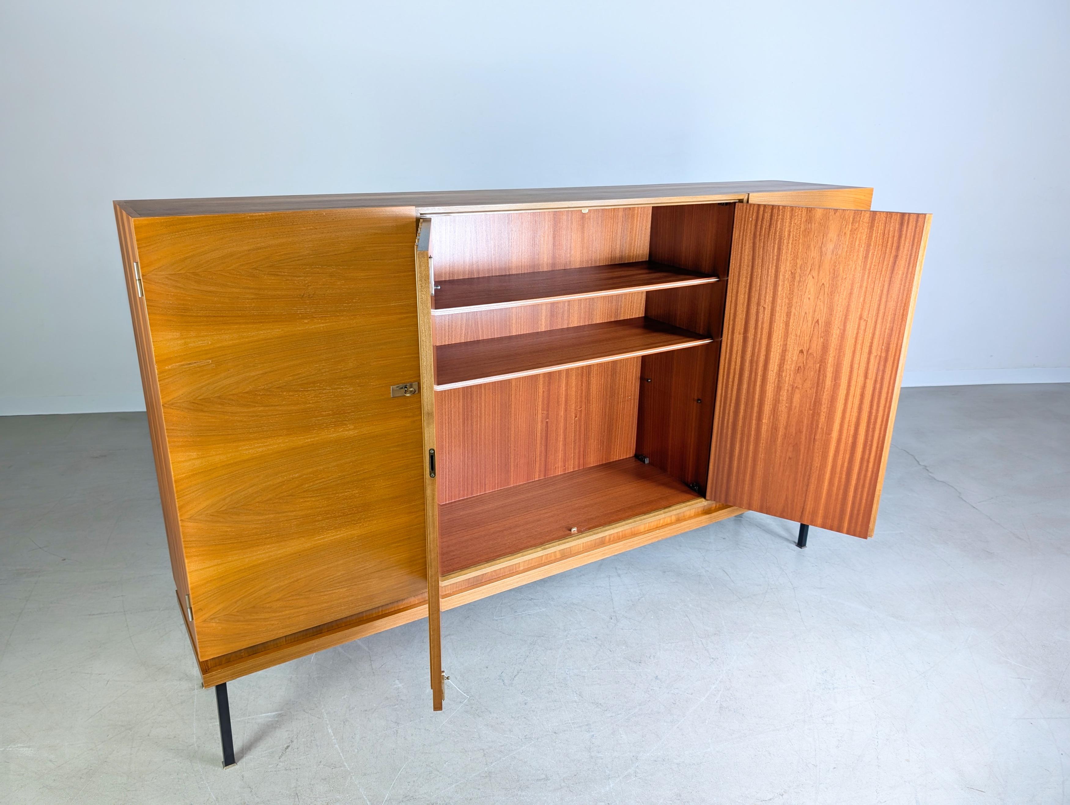 Credenza originale del Medioevo Famöla Möbel Fama Nussbaum in vendita 3