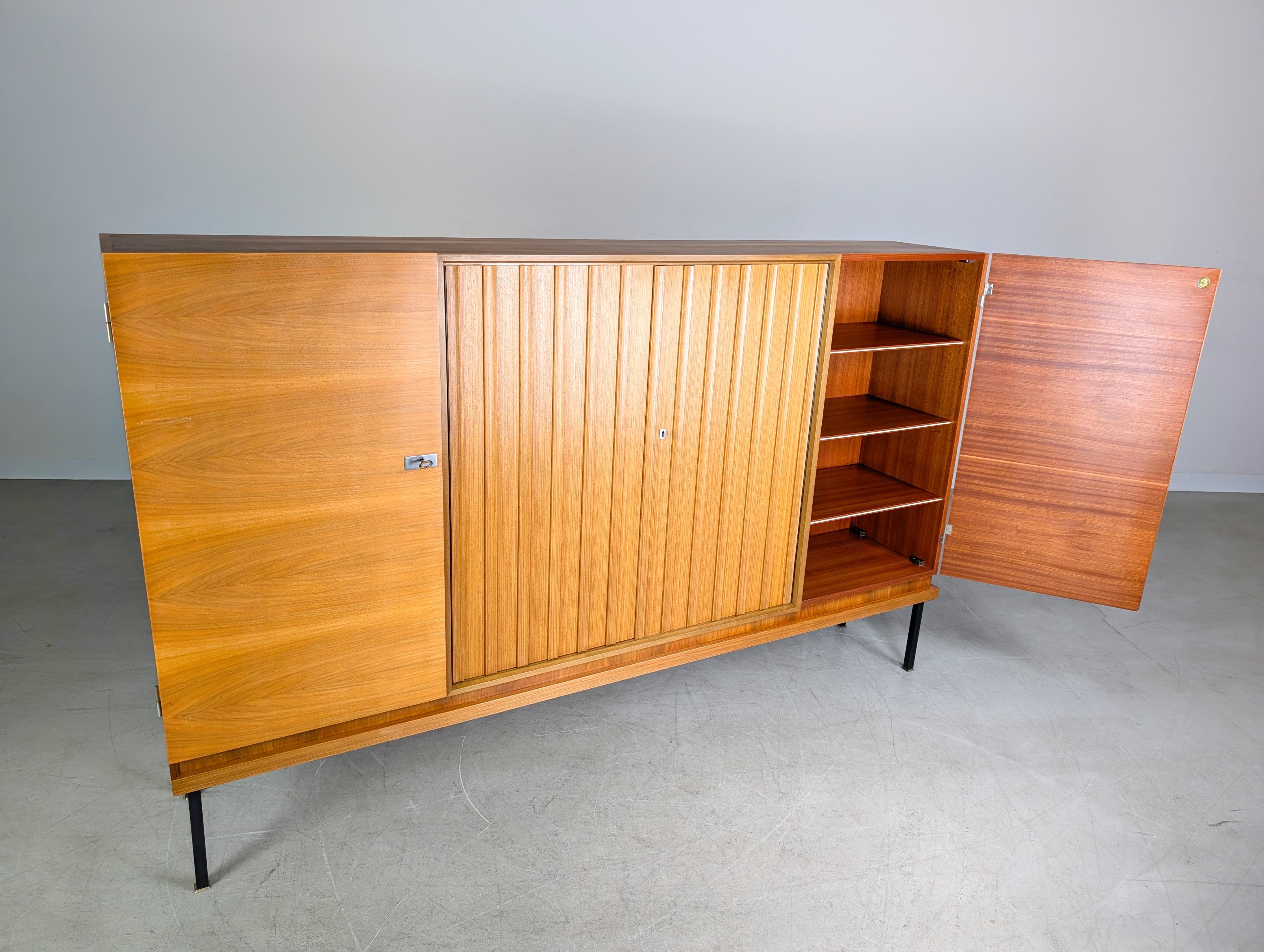 Credenza originale del Medioevo Famöla Möbel Fama Nussbaum in vendita 4