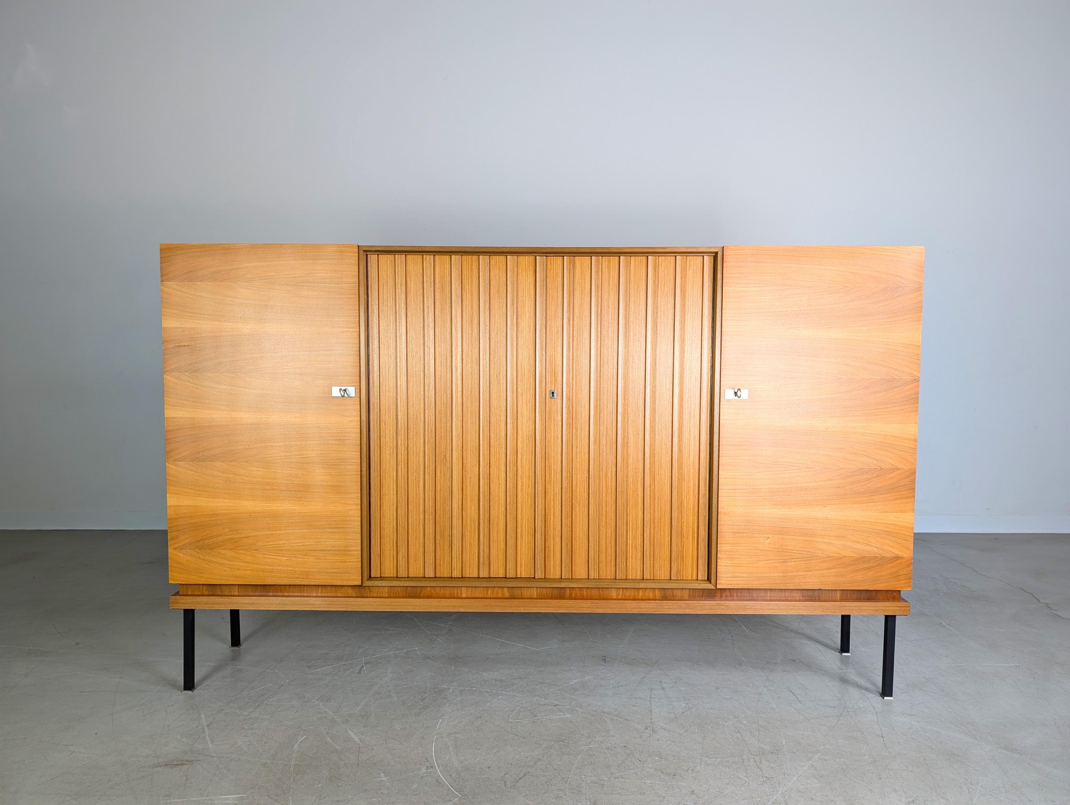 Ti offriamo una stupenda e preziosissima credenza vintage di Famöla Möbel degli anni '50 da acquistare. Das Möbel bietetet mit insgesamt vier geräumigen Stauräumen mit Türen ein großzügiges Platzangebot zum Verstauen.

***In unseren anderen Anzeigen