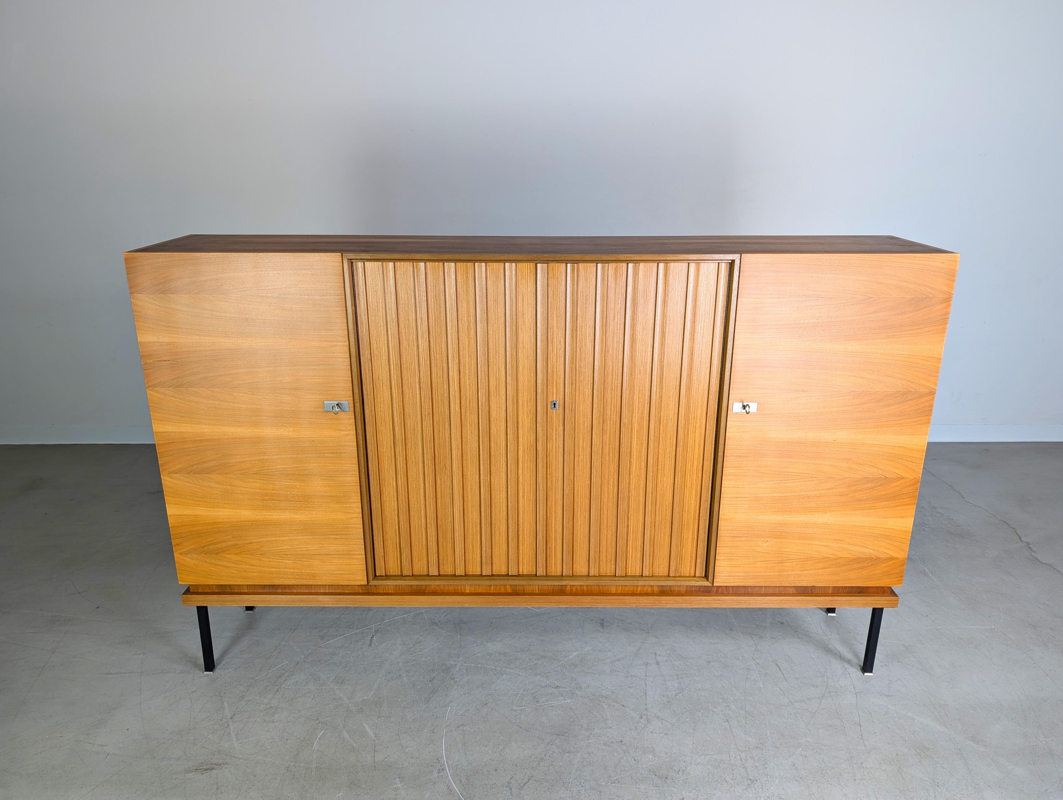Mid-Century moderno Credenza originale del Medioevo Famöla Möbel Fama Nussbaum in vendita