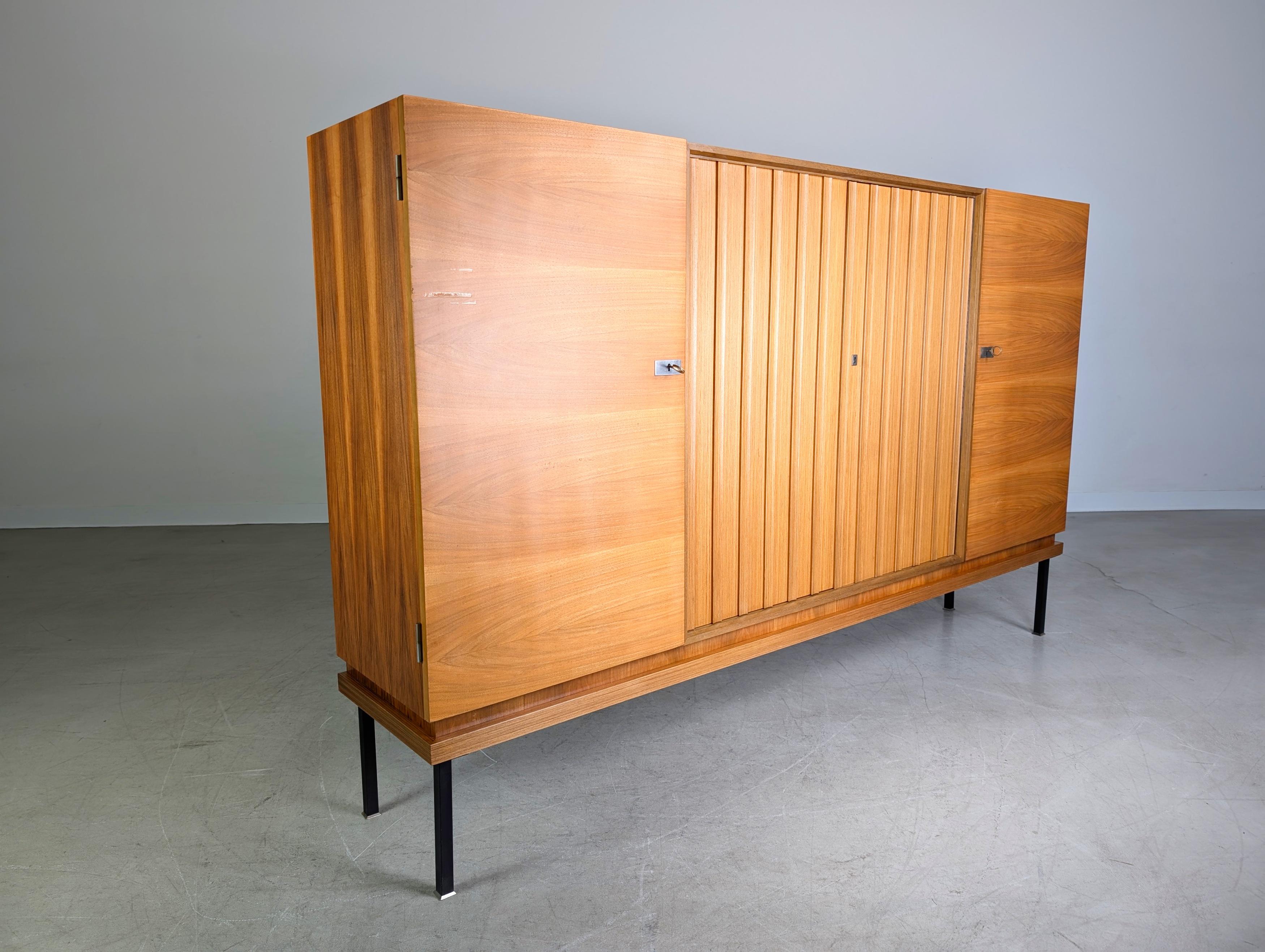 Tedesco Credenza originale del Medioevo Famöla Möbel Fama Nussbaum in vendita