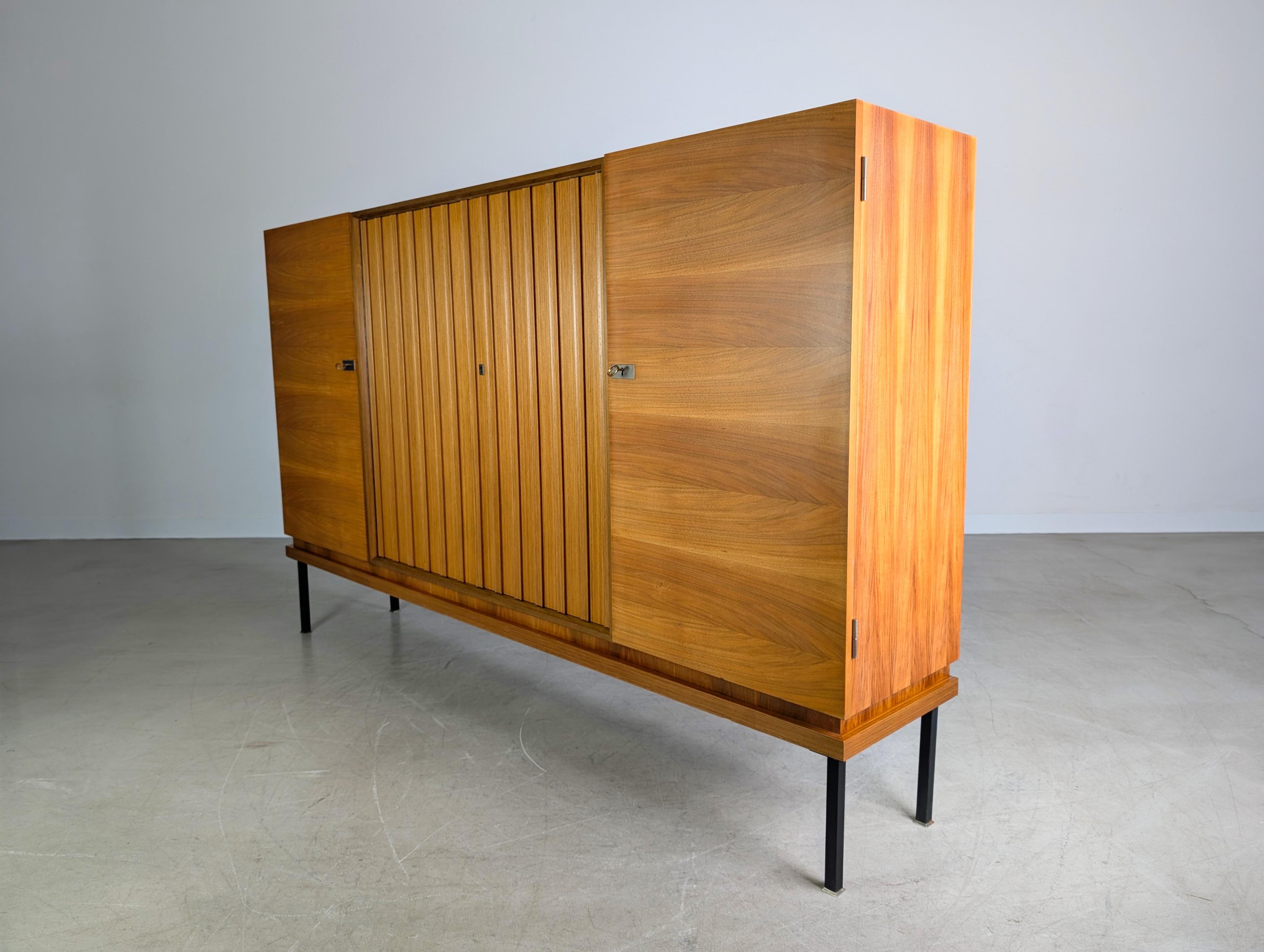 Credenza originale del Medioevo Famöla Möbel Fama Nussbaum In condizioni buone in vendita a Berlin, DE