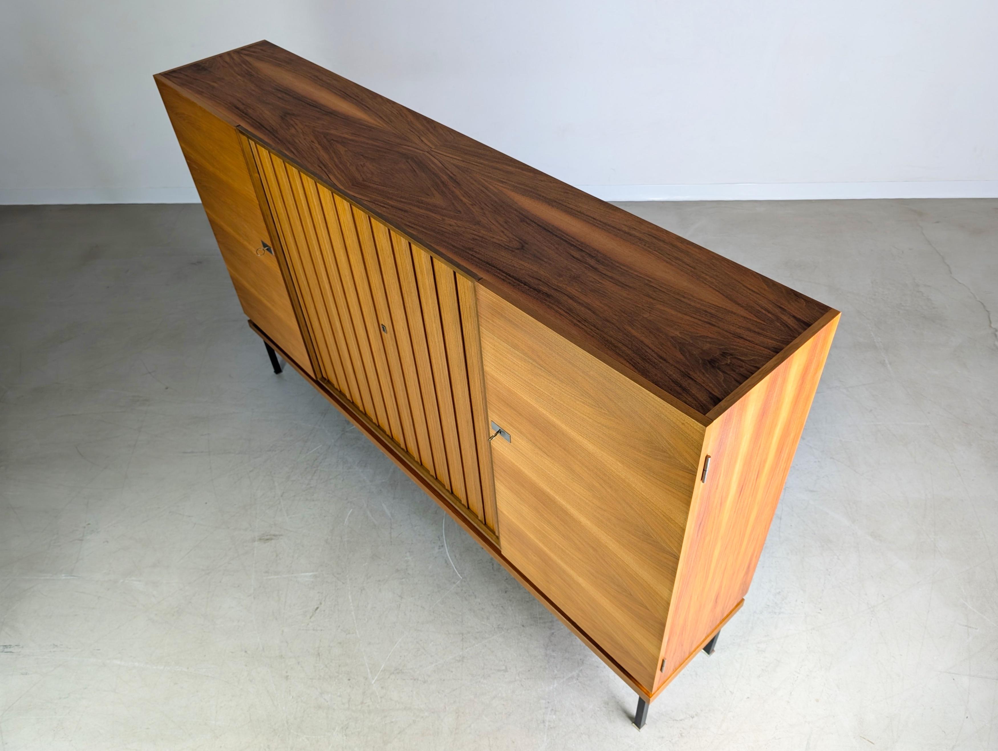 Metà XX secolo Credenza originale del Medioevo Famöla Möbel Fama Nussbaum in vendita
