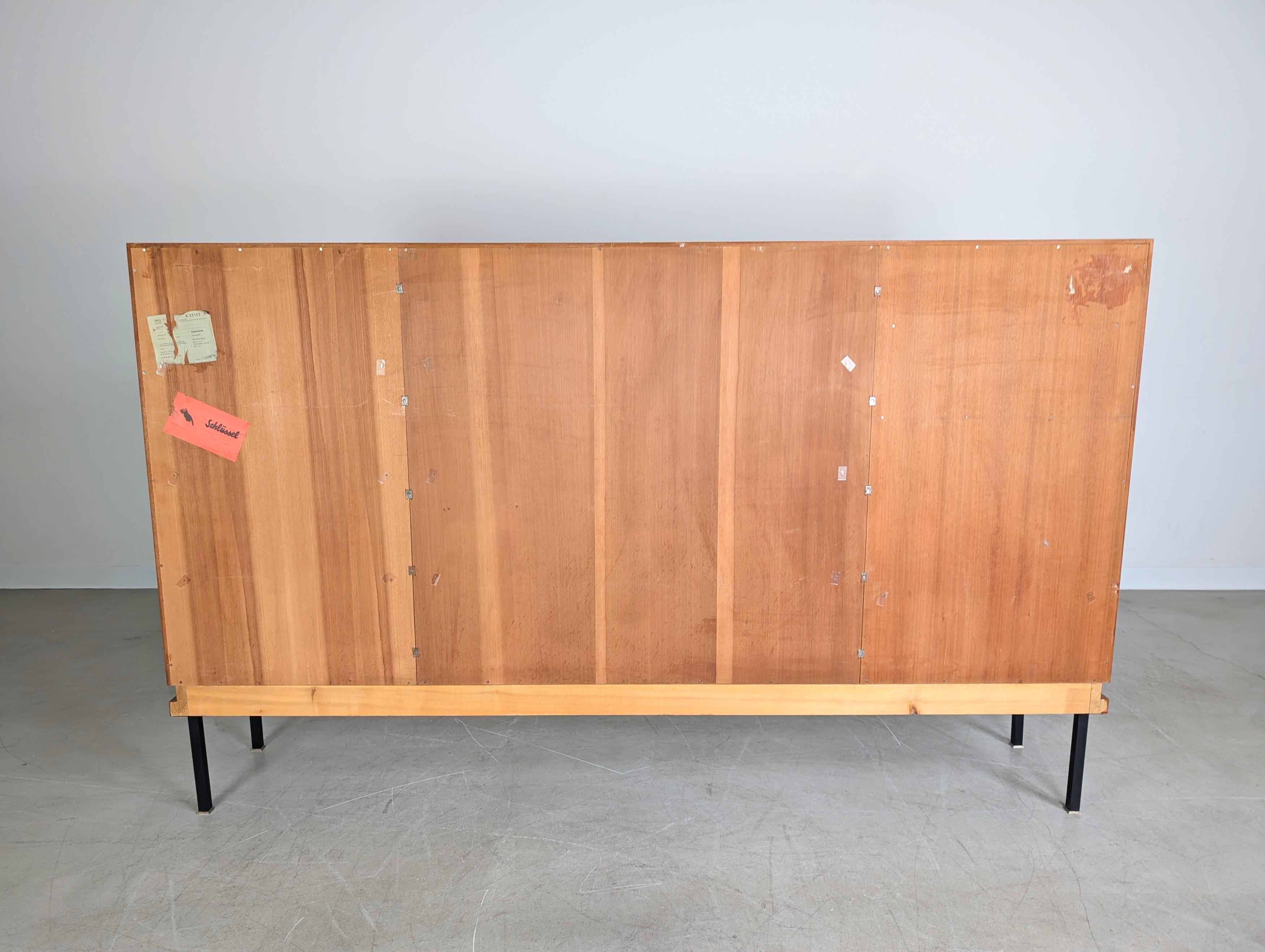 Metallo Credenza originale del Medioevo Famöla Möbel Fama Nussbaum in vendita