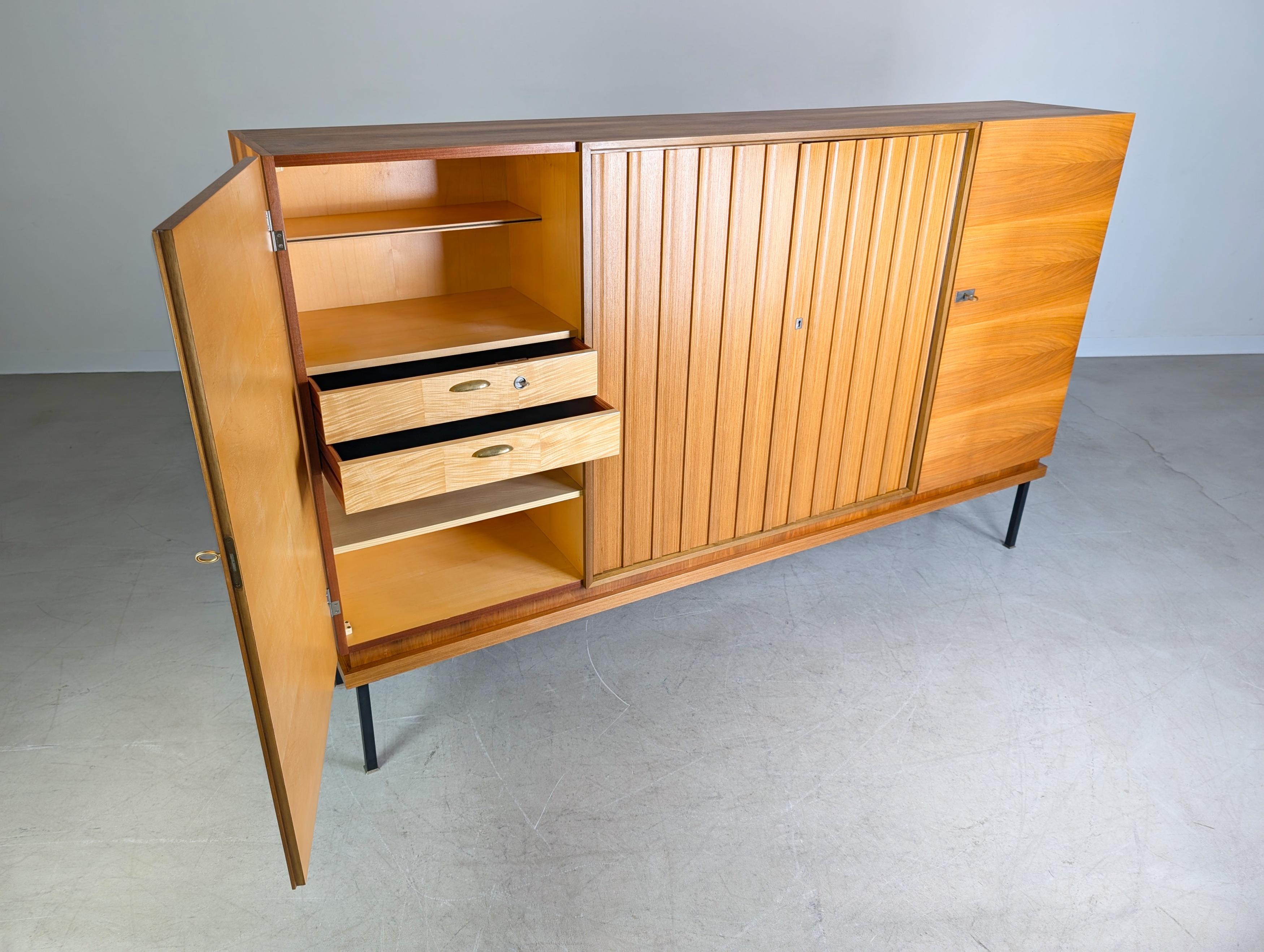 Credenza originale del Medioevo Famöla Möbel Fama Nussbaum in vendita 2