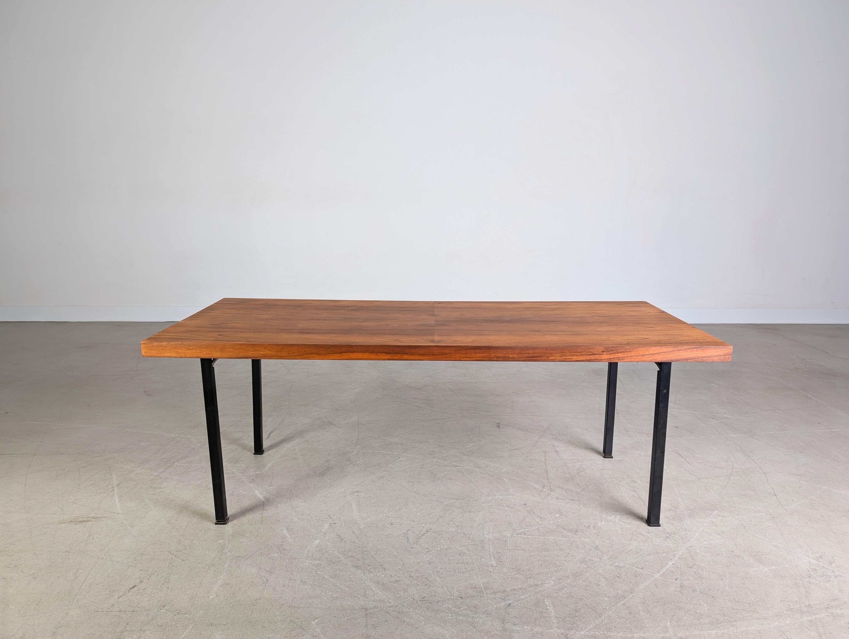 Ti offriamo un fantastico divano/espositore d'epoca degli anni '60 da acquistare. Il Tisch può essere posizionato con un Kurbel all'interno del piano di appoggio in un'altezza compresa tra 51 e 72 cm.

Zustand: Guter gebrauchter Zustand mit