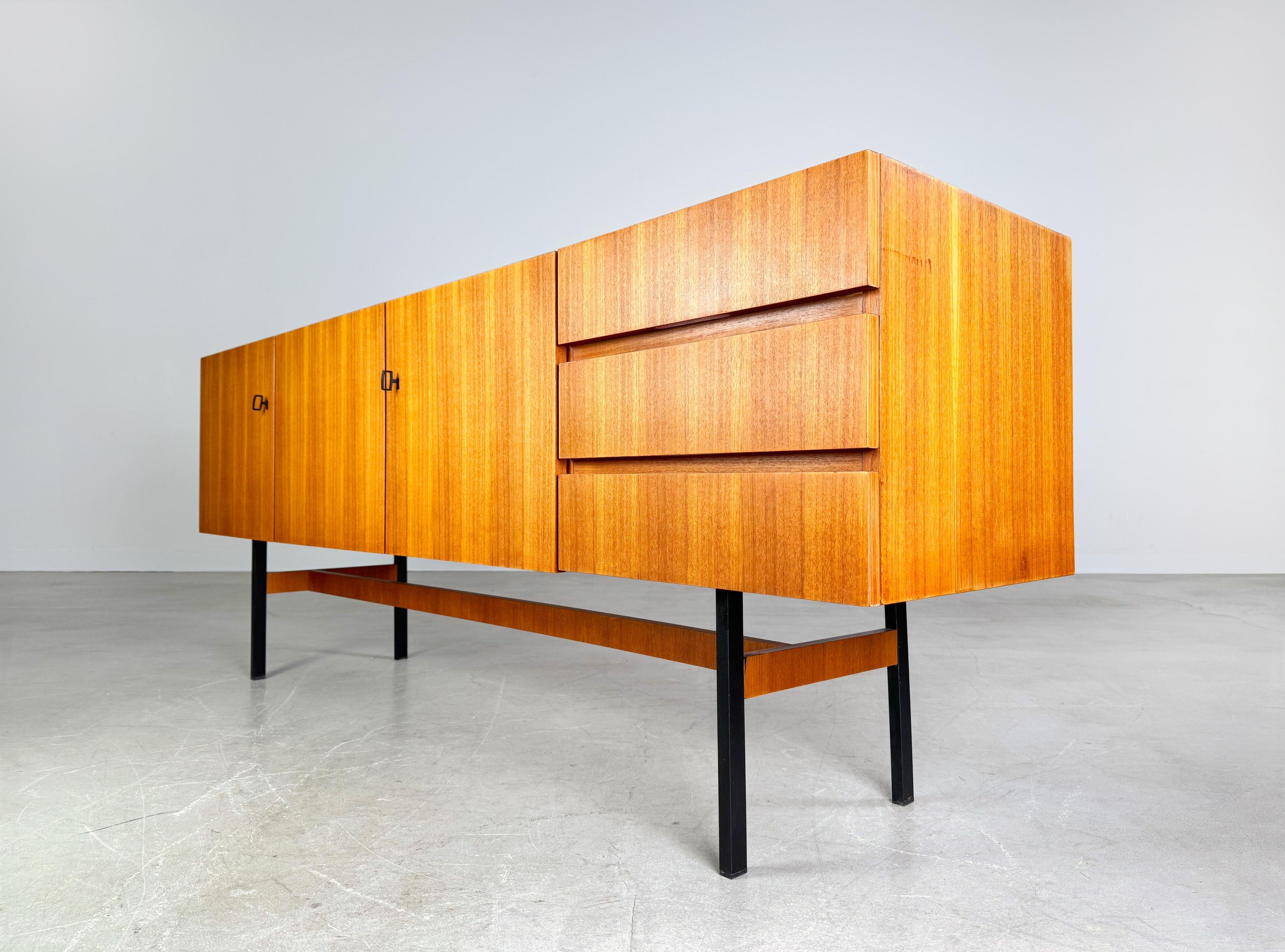 Original Midcentury Musterring Sideboard Nussbaum 1960 en vente 3