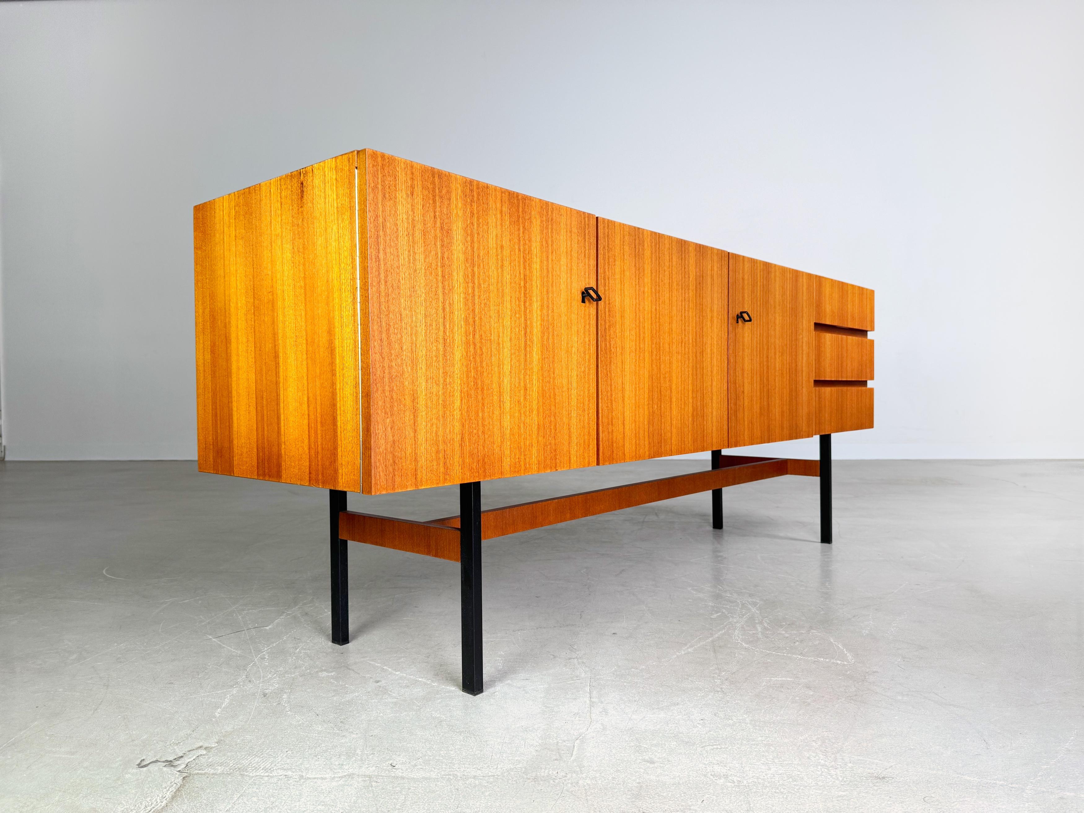 Wir bieten ein wunderschönes Midcentury Sideboard aus den 1960er Jahren zum Verkauf an. Das Möbel wurde vom deutschen Hersteller Musterring hergestellt und mit hochwertigem Nussbaum Furnier versehen.

Zustand: Sehr guter, nahezu neuwertiger Zustand