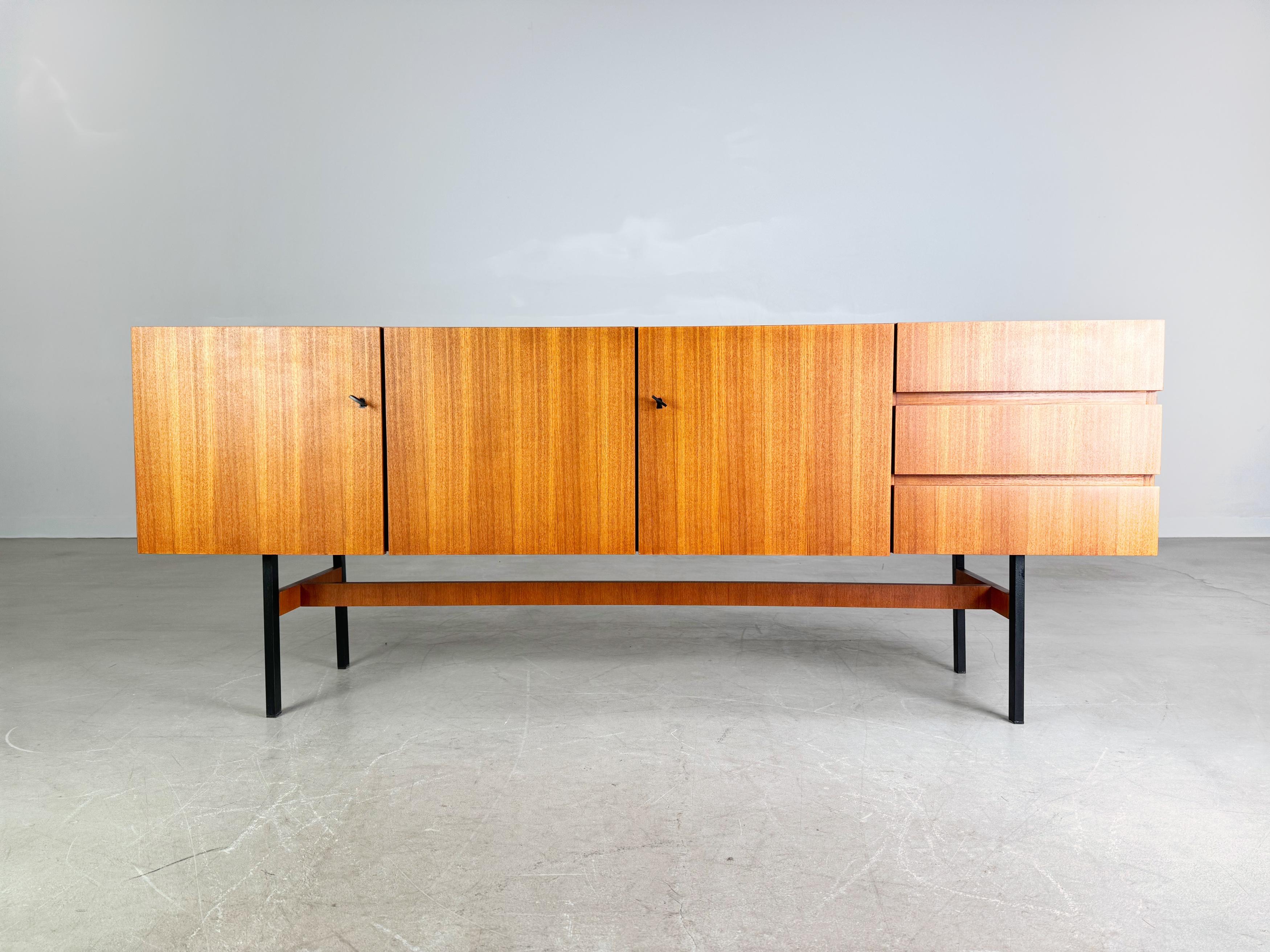 Mid-Century Modern Original Midcentury Musterring Sideboard Nussbaum 1960 en vente