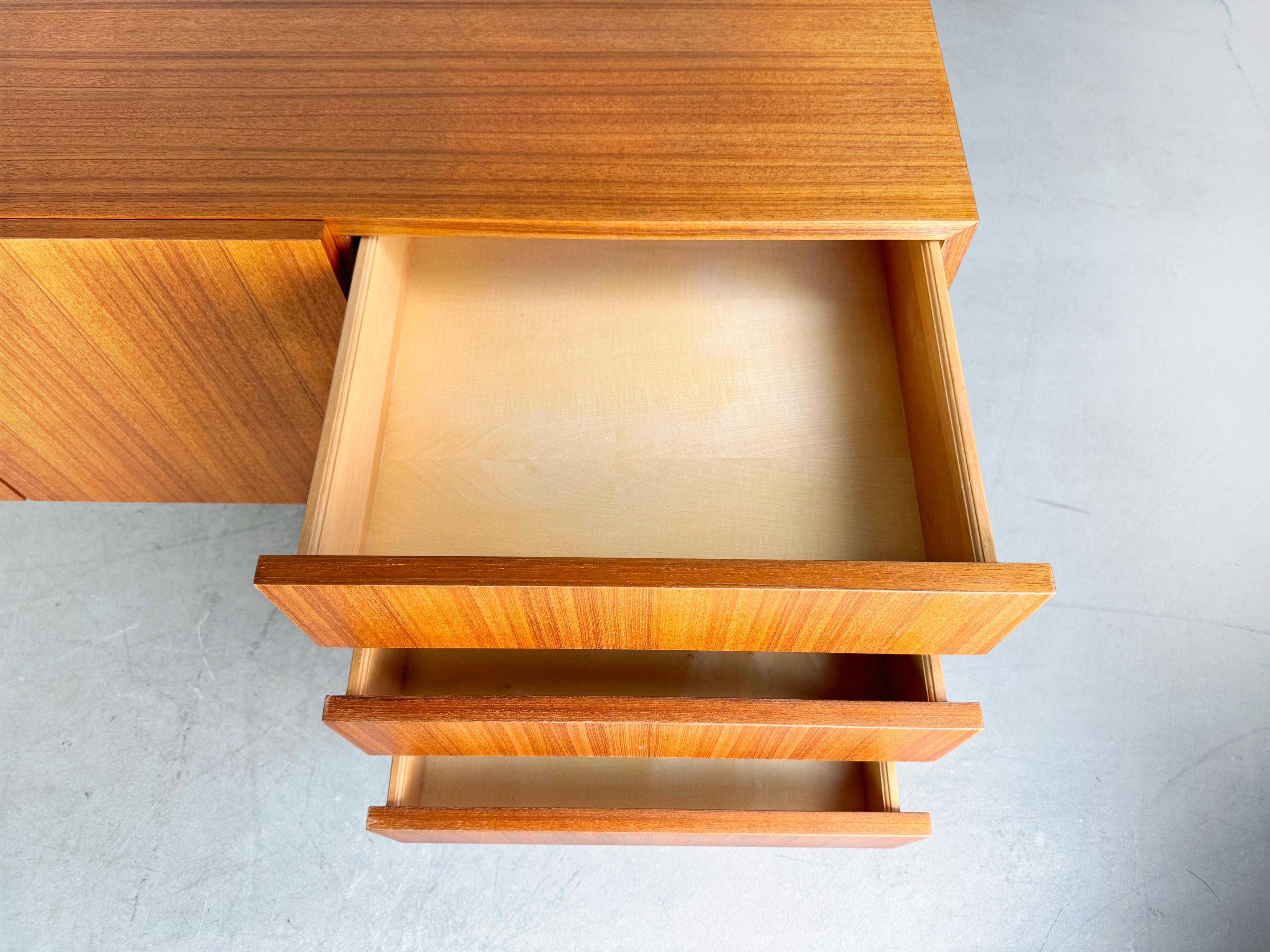 Milieu du XXe siècle Original Midcentury Musterring Sideboard Nussbaum 1960 en vente
