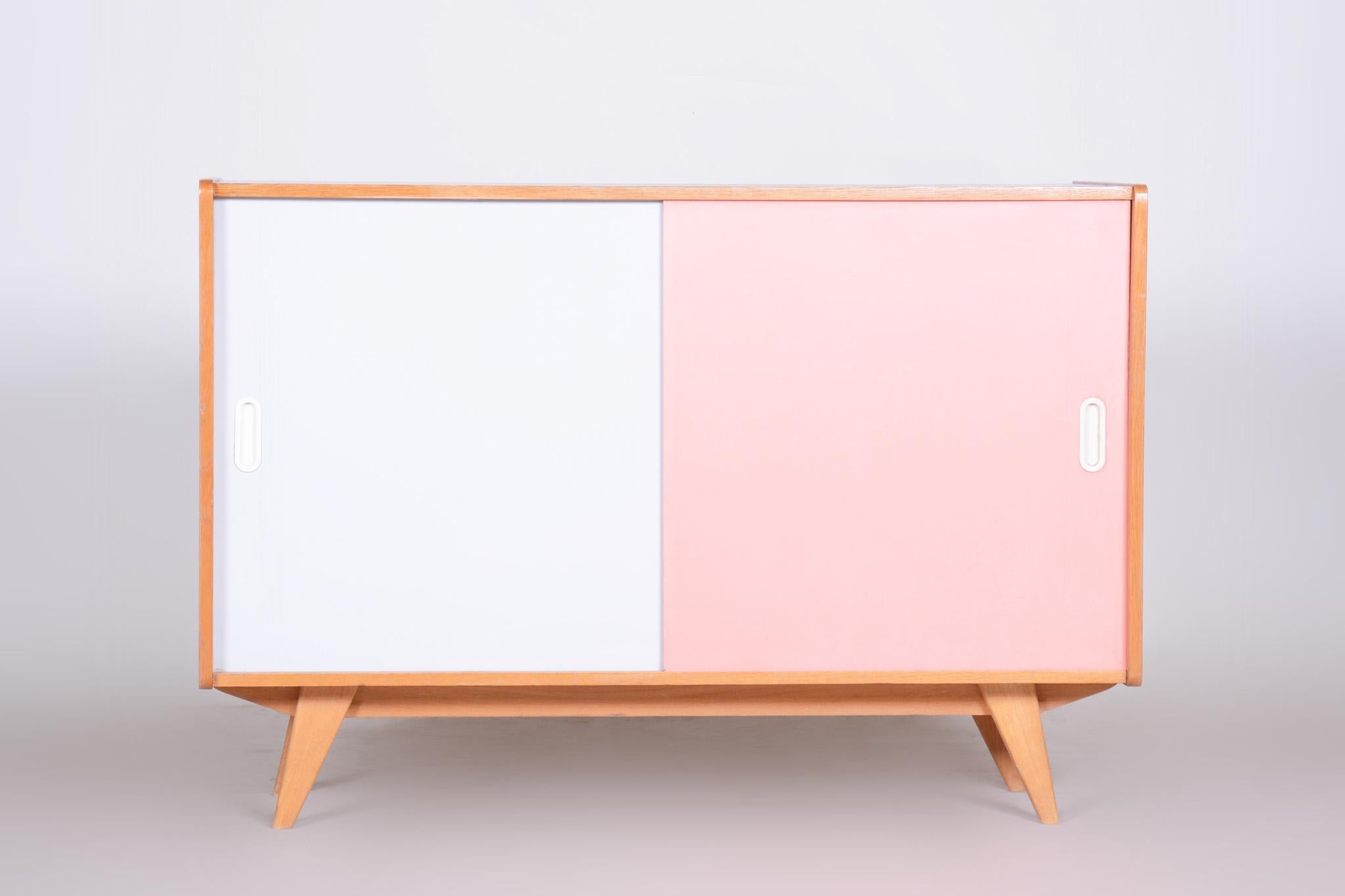 Original Midcentury Oak commode, Czechia, Jiroutek, Interier Praha, 1950s In Good Condition For Sale In Brandys nad Labem, Středočeský kraj