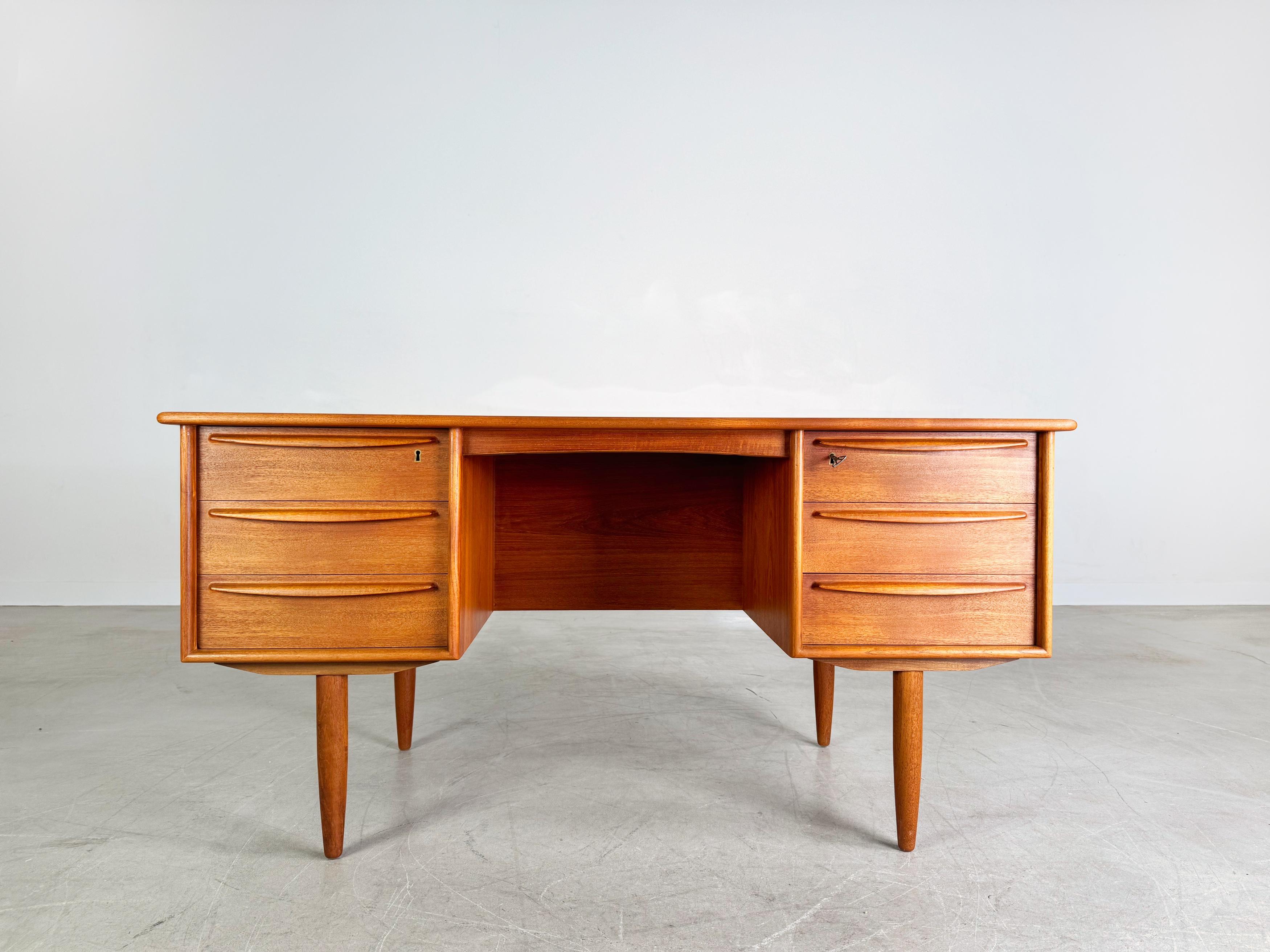 Ti offriamo uno splendido Schreibtisch in teak del produttore danese Falster da acquistare. Der Tisch wurde von Svend A Madsen entworfen und besticht unter anderem durant seine großzügige Arbeitsfläche und 6 Schubfächer, die sehr viel Stauraum