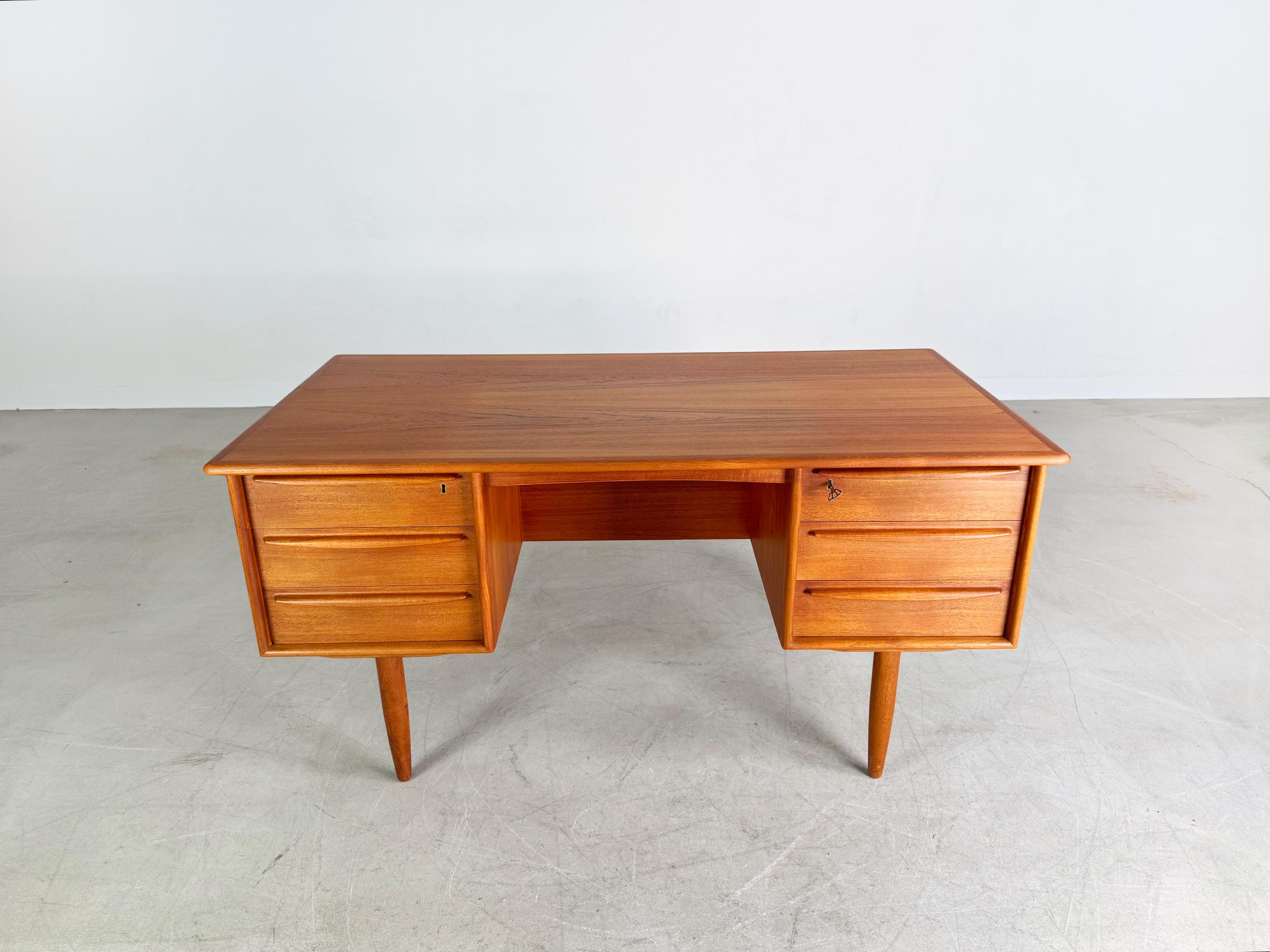 Mid-Century moderno Schreibtisch originale di metà secolo Falster Svend Å. Madsen in teak in vendita