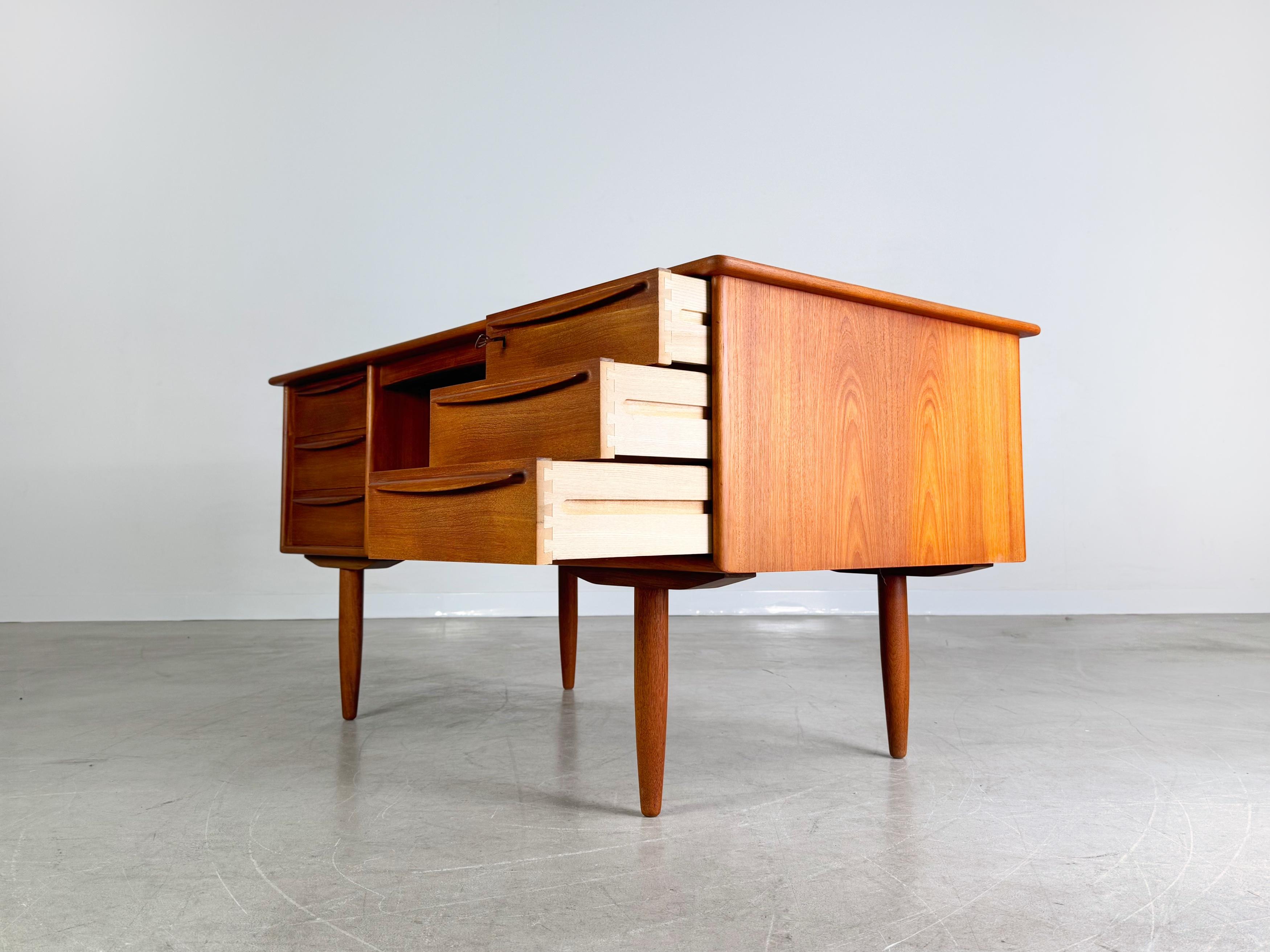 Danese Schreibtisch originale di metà secolo Falster Svend Å. Madsen in teak in vendita