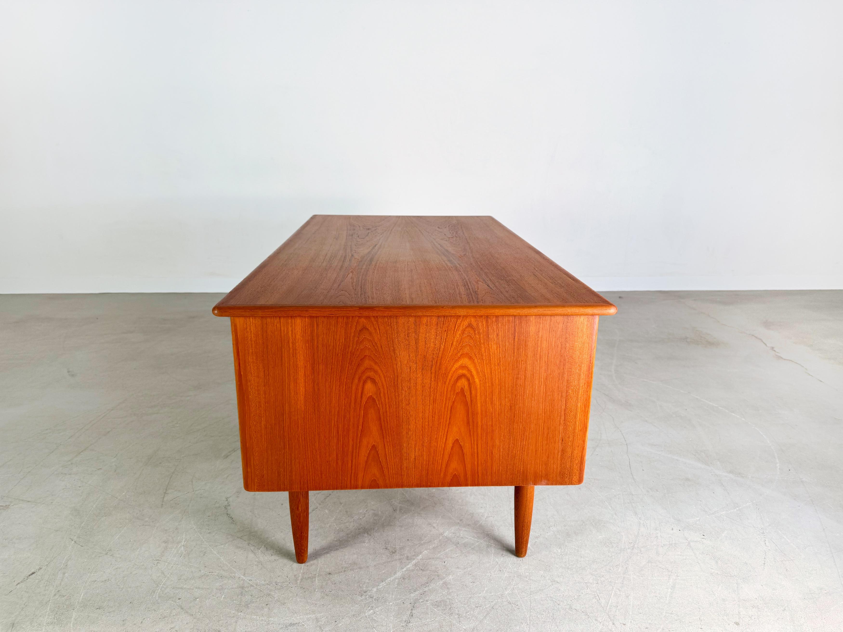 Metà XX secolo Schreibtisch originale di metà secolo Falster Svend Å. Madsen in teak in vendita