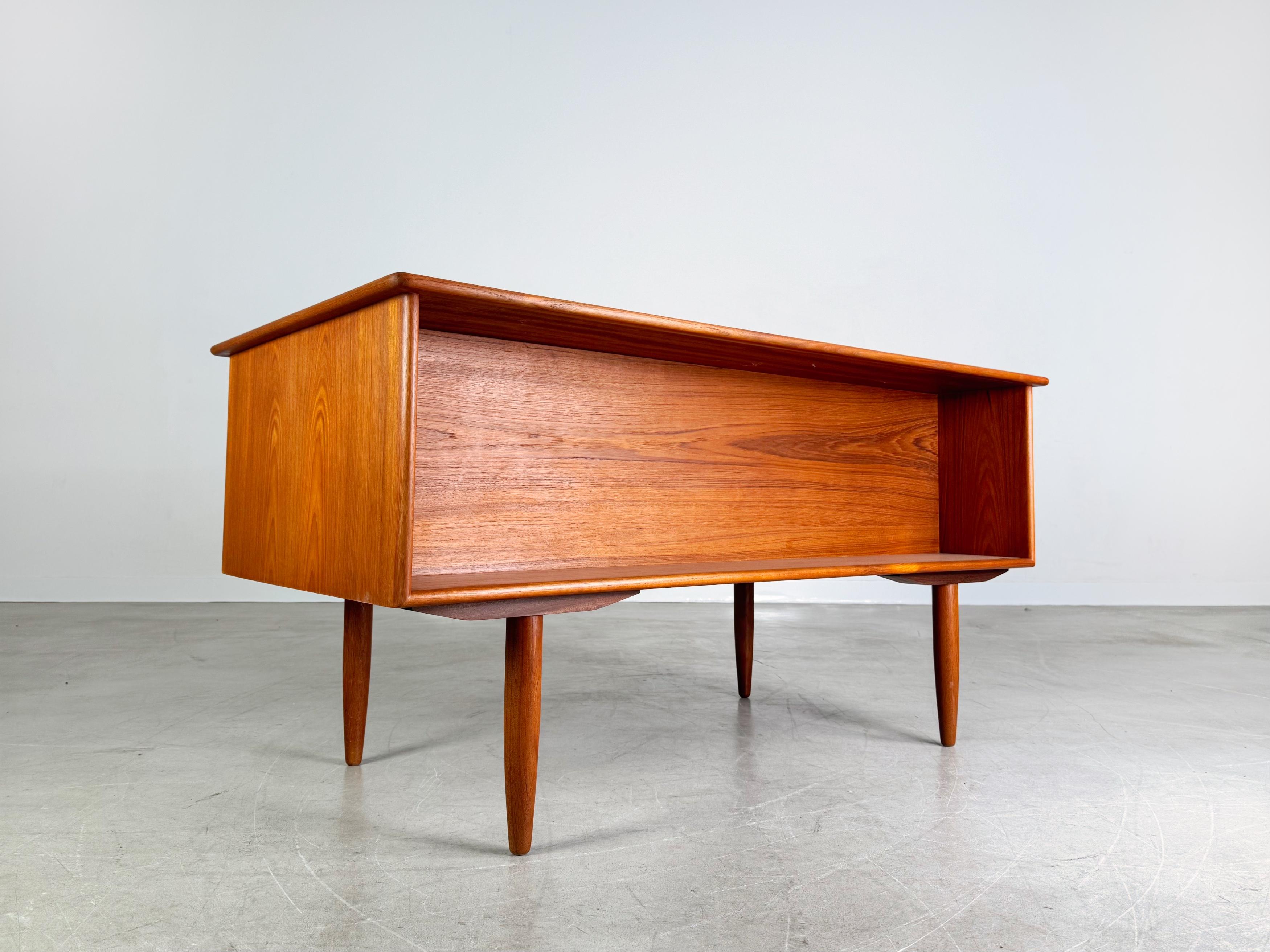 Teak Schreibtisch originale di metà secolo Falster Svend Å. Madsen in teak in vendita