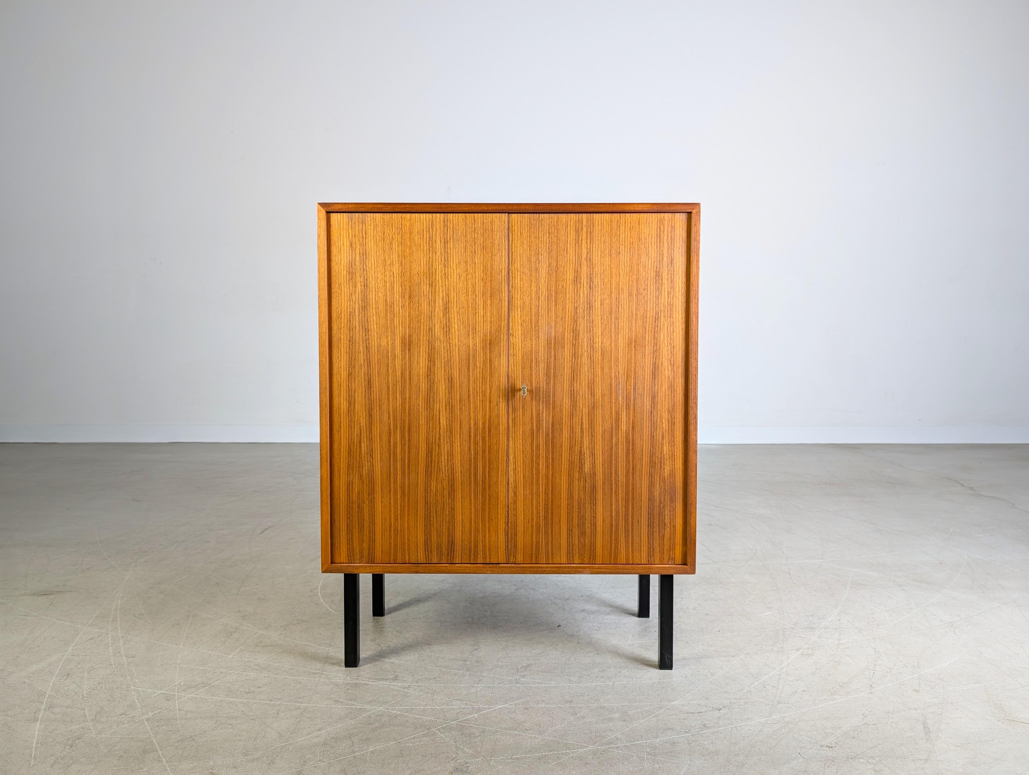 Original Midcentury Sideboard Anrichte Kommode Nussbaum Vintage By (Moderne der Mitte des Jahrhunderts) im Angebot