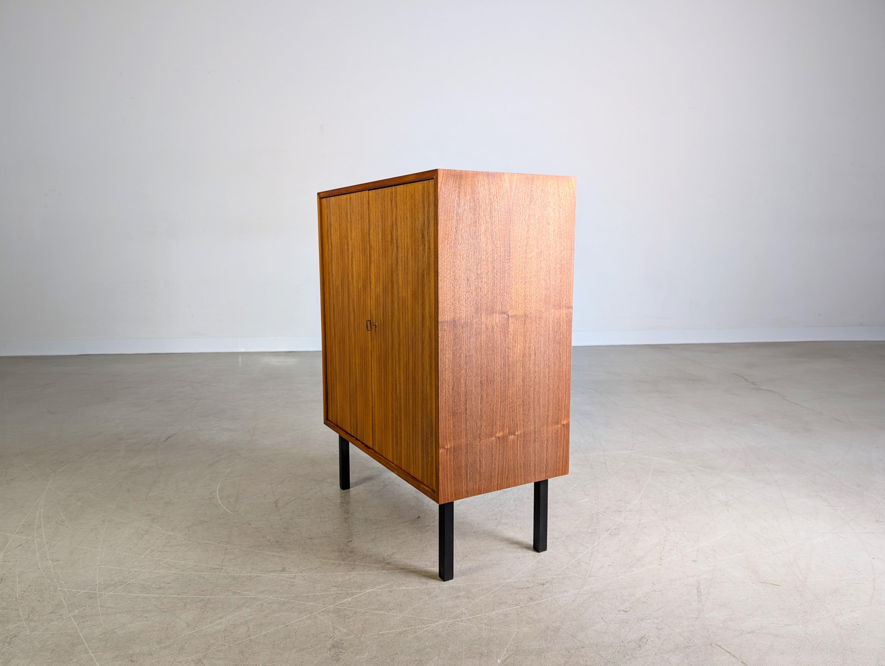 Original Midcentury Sideboard Anrichte Kommode Nussbaum Vintage By im Zustand „Gut“ im Angebot in Berlin, DE