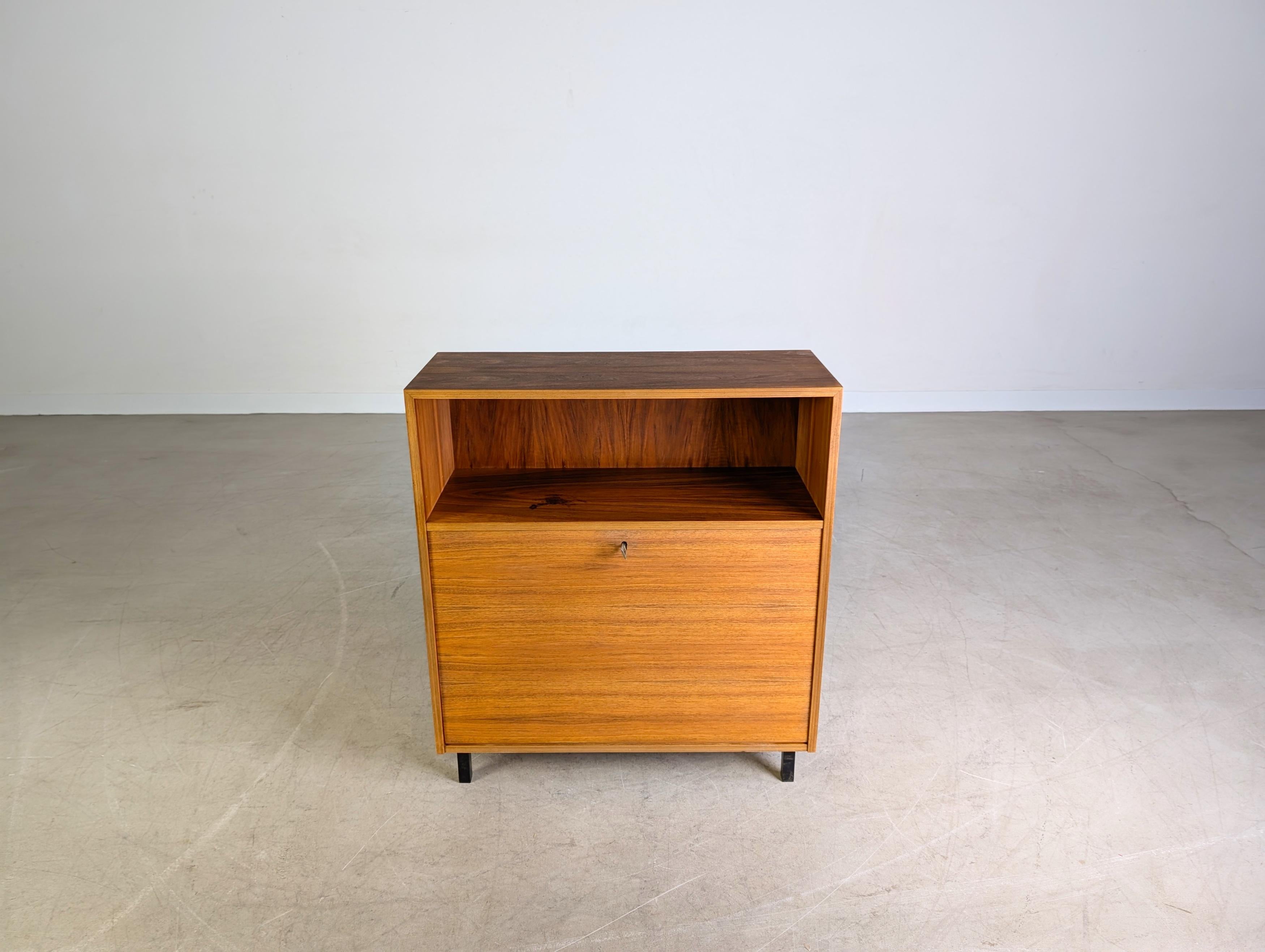 Original Midcentury Sideboard Barfach Nussbaum Kommode Vintage (Moderne der Mitte des Jahrhunderts) im Angebot