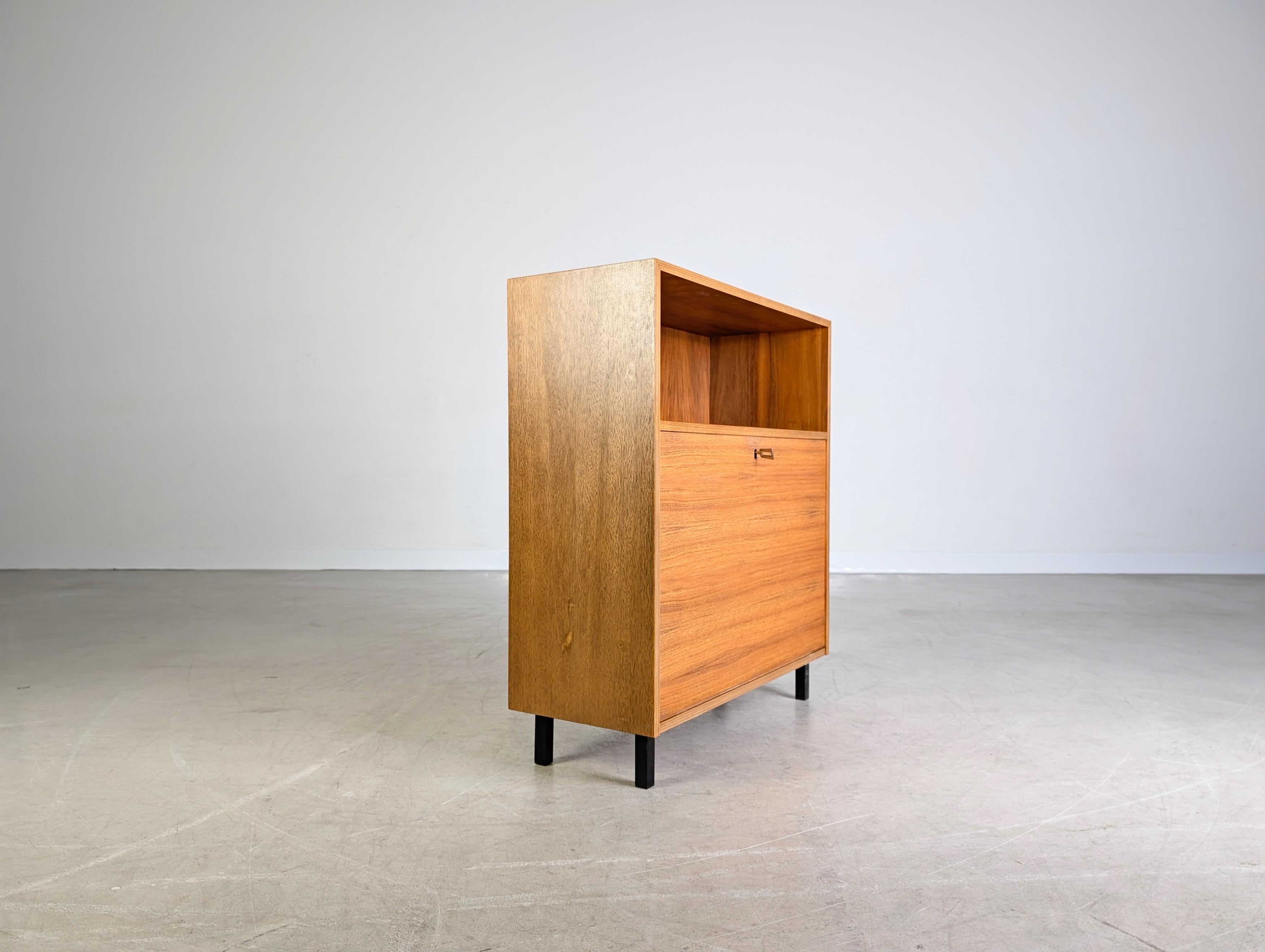 Original Midcentury Sideboard Barfach Nussbaum Kommode Vintage im Zustand „Gut“ im Angebot in Berlin, DE