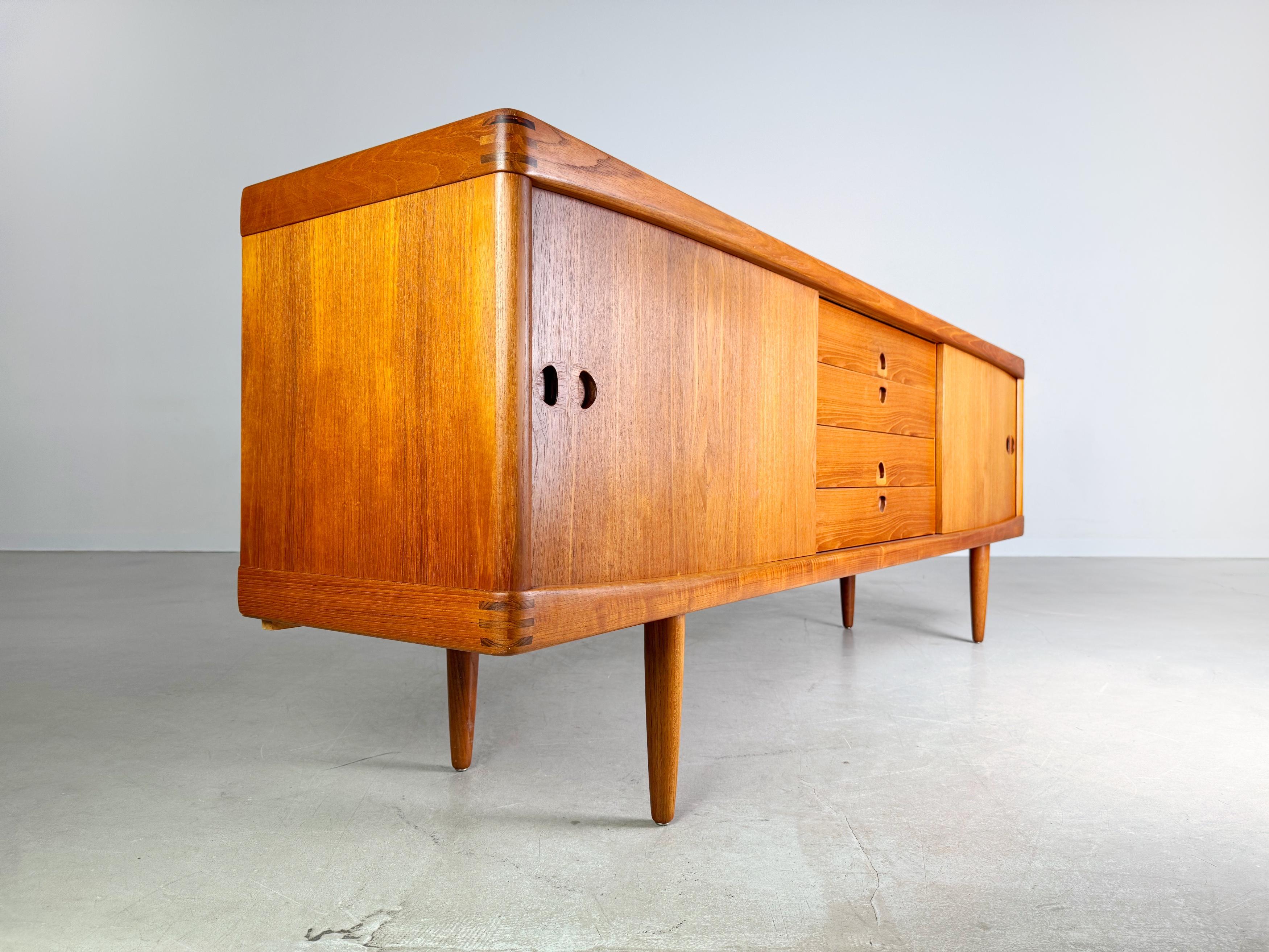 Wir bieten ein wunderschönes Bramin Sideboard aus den 1960er Jahren zum Verkauf an. Le Design/One provient de H. W. Klein et se caractérise par une élégance zélée et une raffinerie fonctionnelle, idéales pour tout espace moderne. H. Klein s'est fait