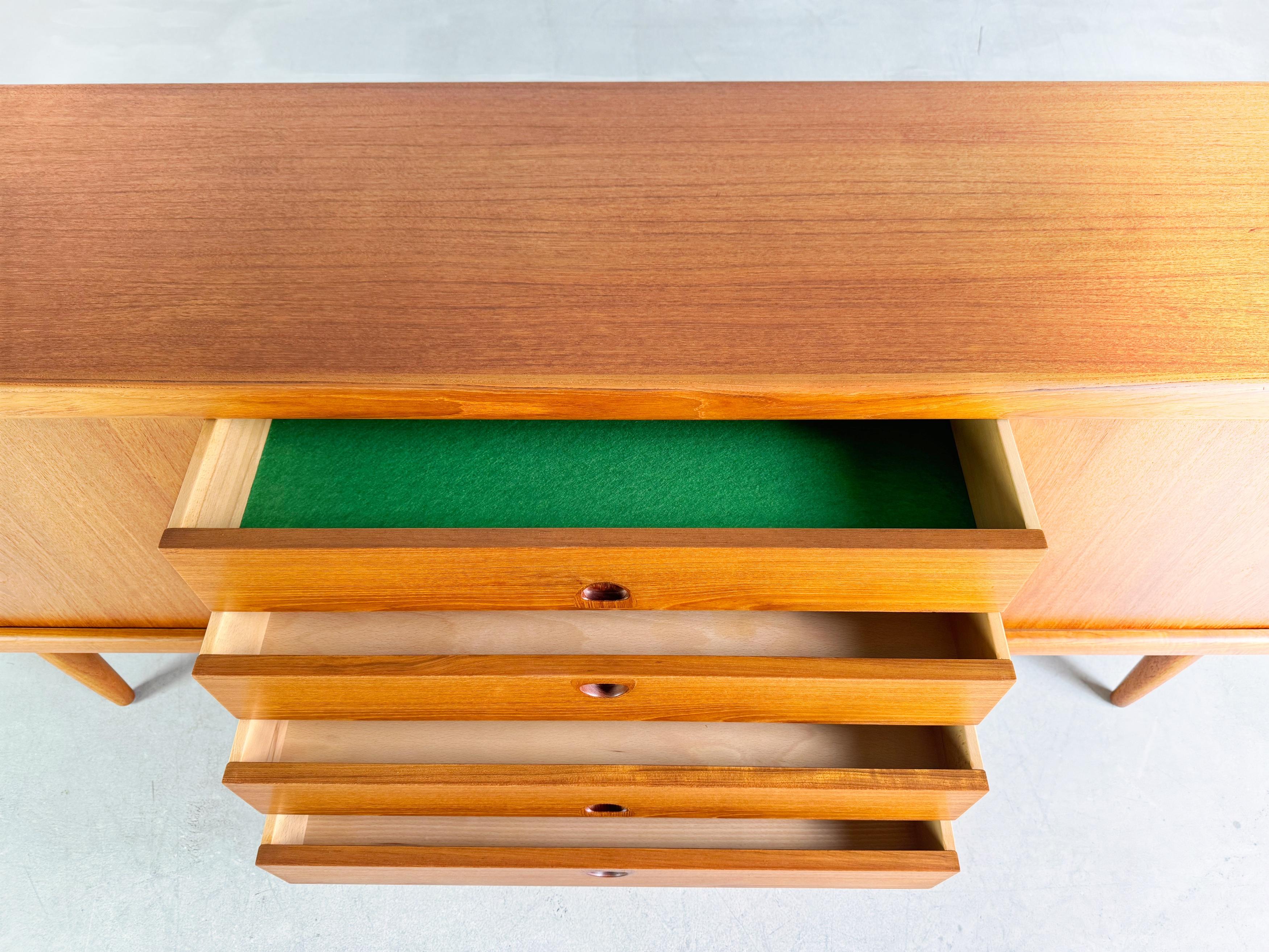 Enfilade Bramin HW Klein Teck danois Vintage d'origine du milieu du siècle dernier en vente 1