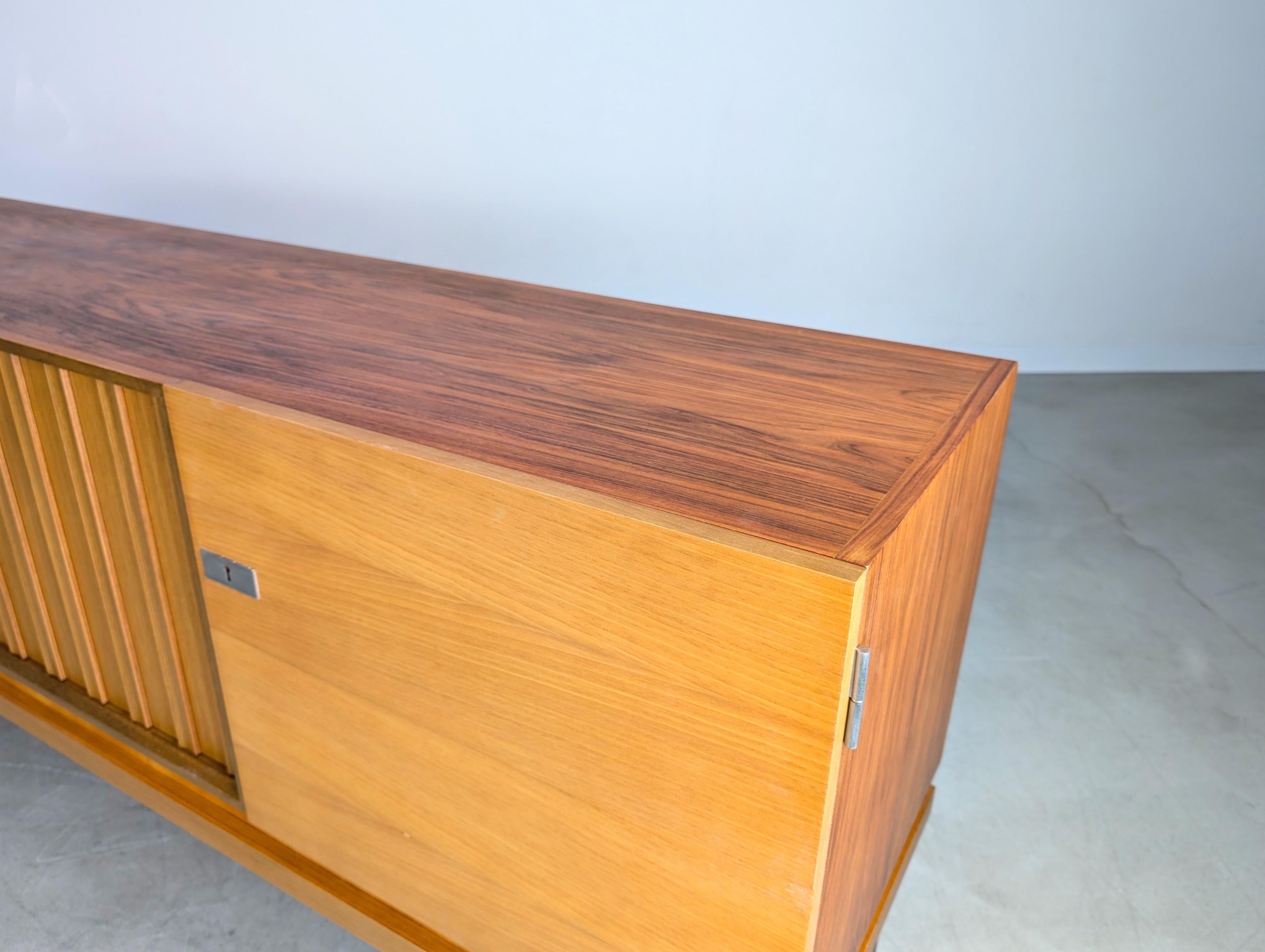 Buffet original du milieu du siècle dernier Famöla Möbel Fama Nussbaum en vente 3