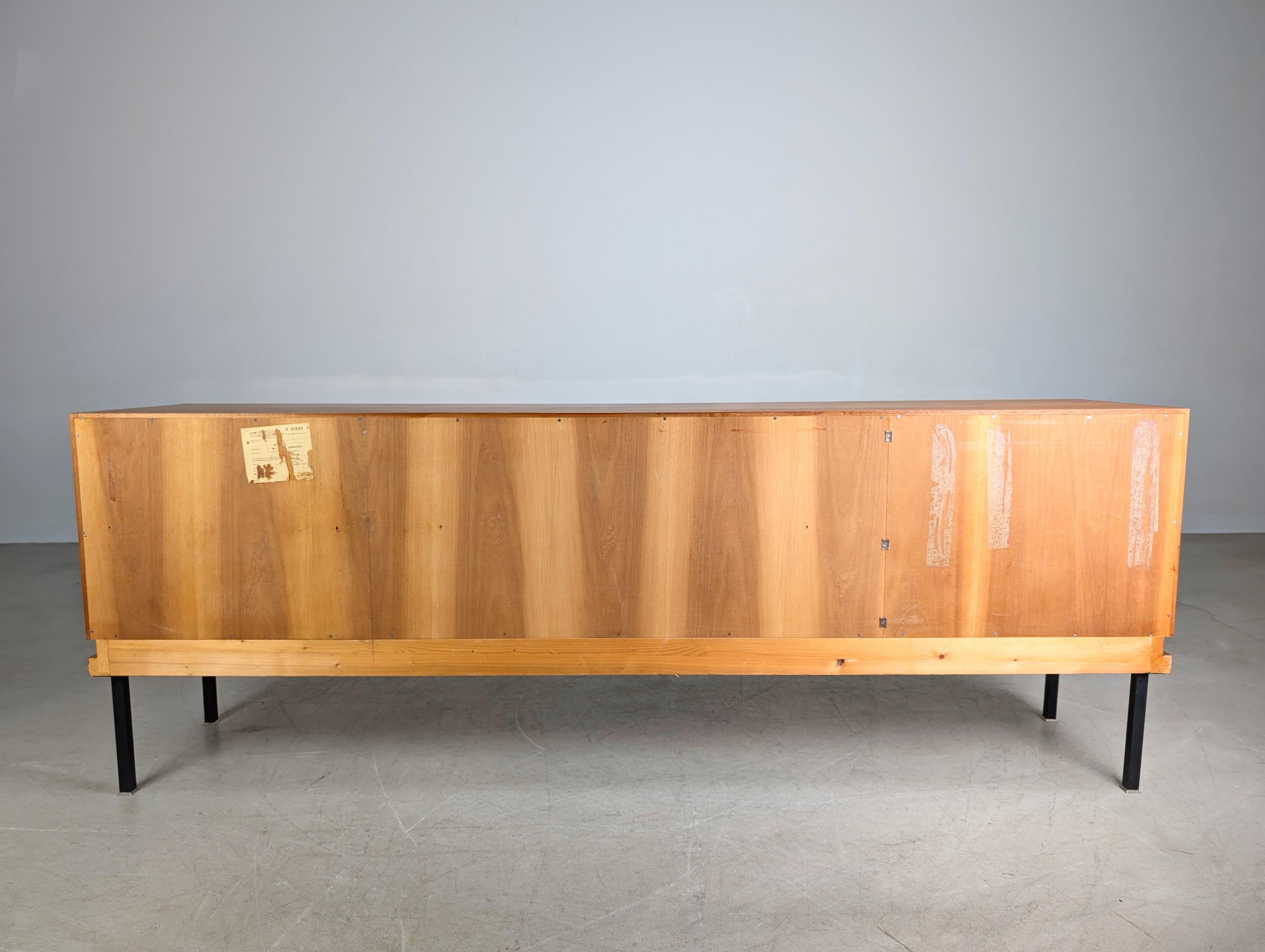 Buffet original du milieu du siècle dernier Famöla Möbel Fama Nussbaum en vente 4