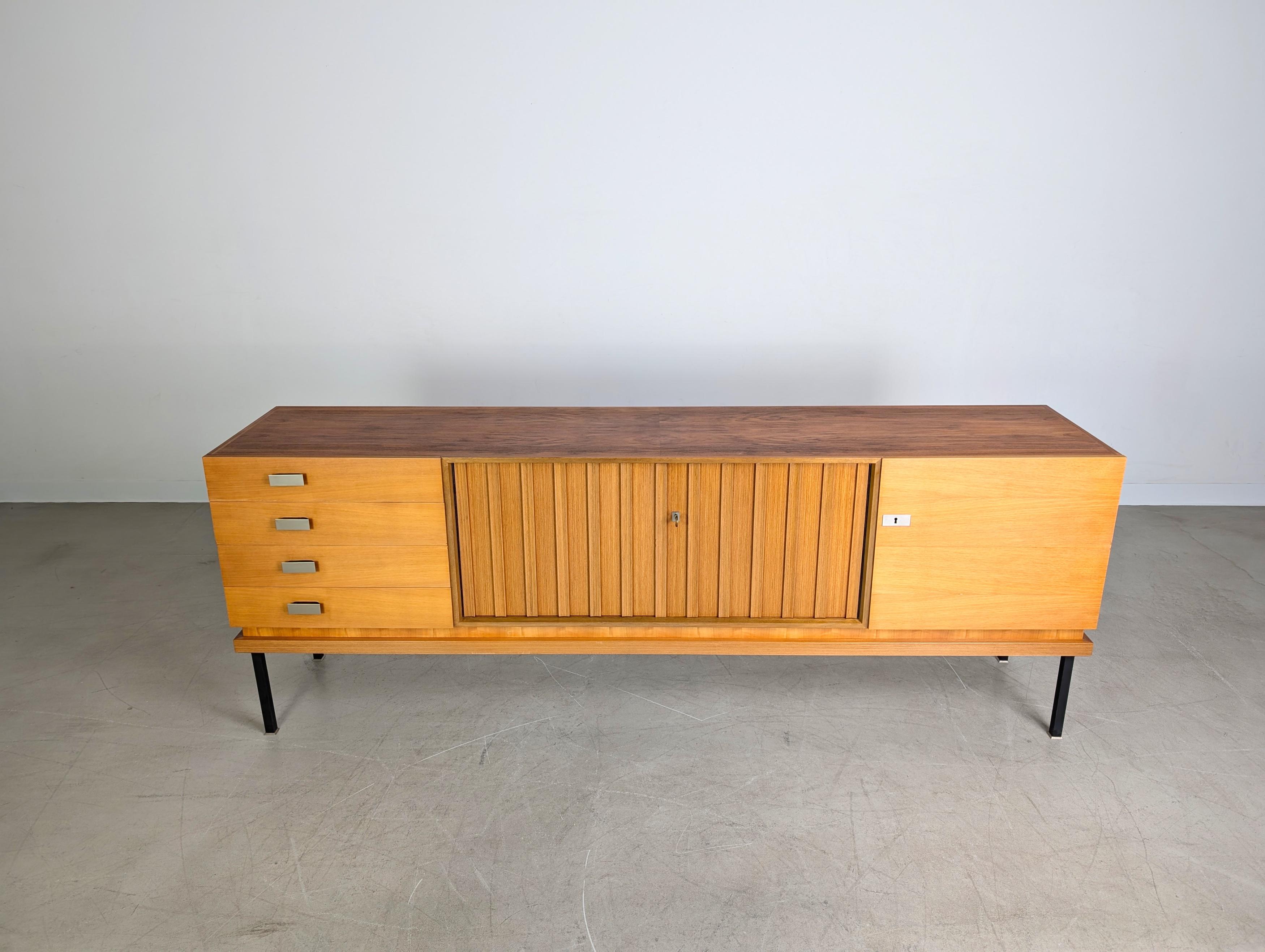 Wir bieten ein wunderschönes und äußerst seltenes Vintage Sideboard von Famöla Möbel aus den 1950er Jahren zum Verkauf an. Ce meuble, avec ses 4 lits et ses 3 sièges en bois, offre un grand espace de vie pour les enfants.

***Dans nos autres
