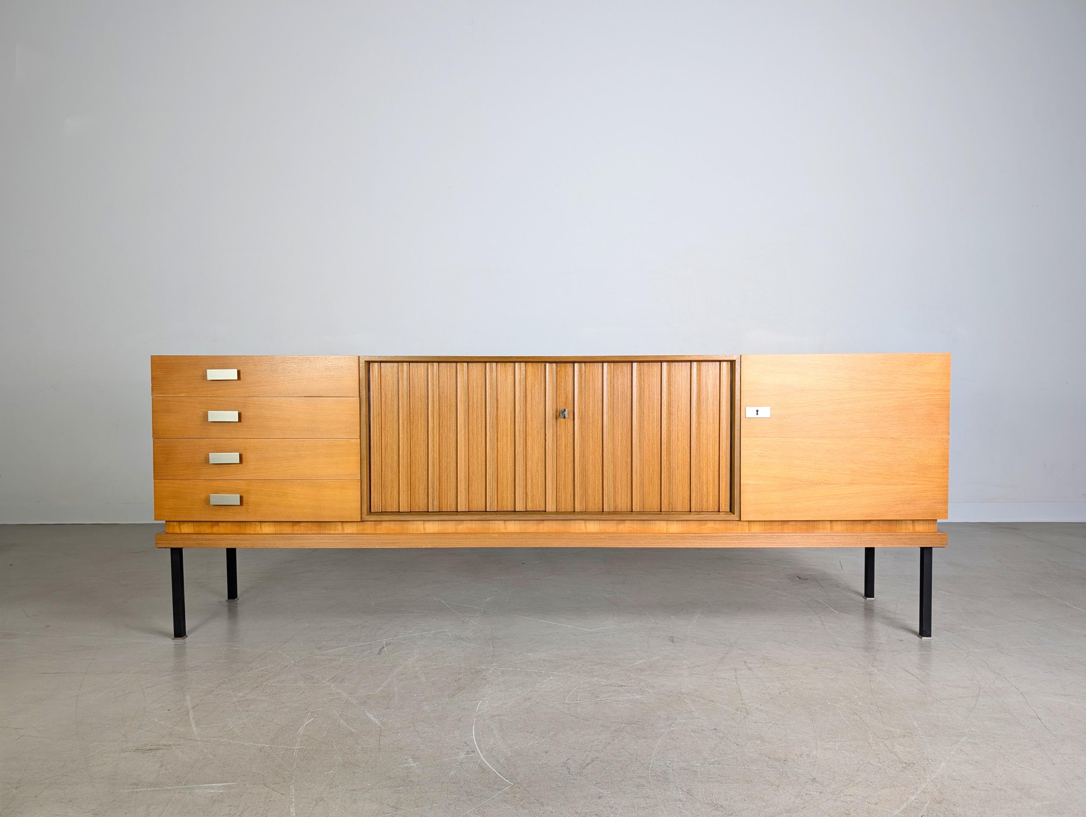 Mid-Century Modern Buffet original du milieu du siècle dernier Famöla Möbel Fama Nussbaum en vente