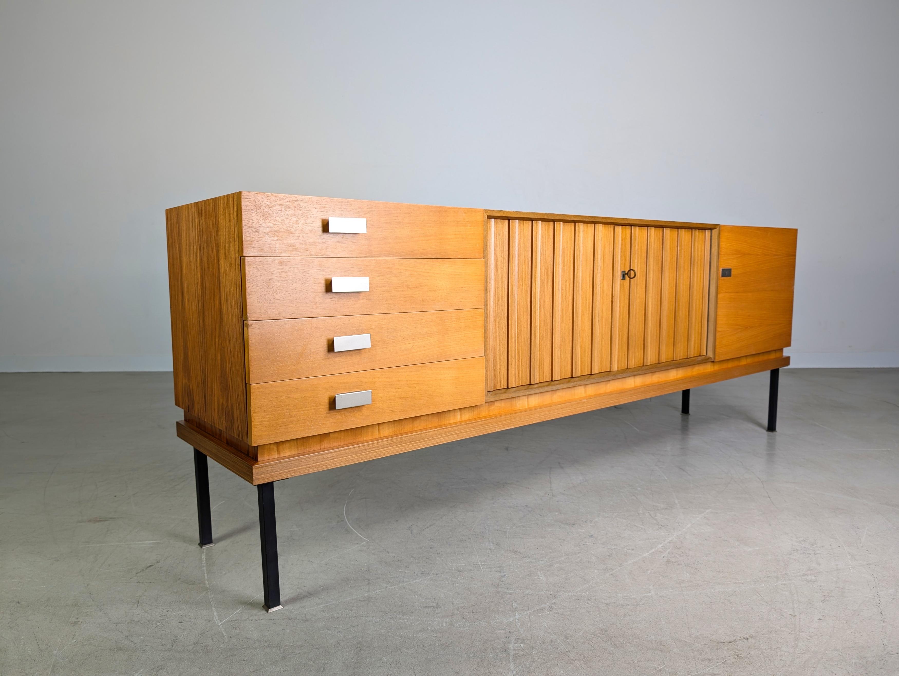 Allemand Buffet original du milieu du siècle dernier Famöla Möbel Fama Nussbaum en vente
