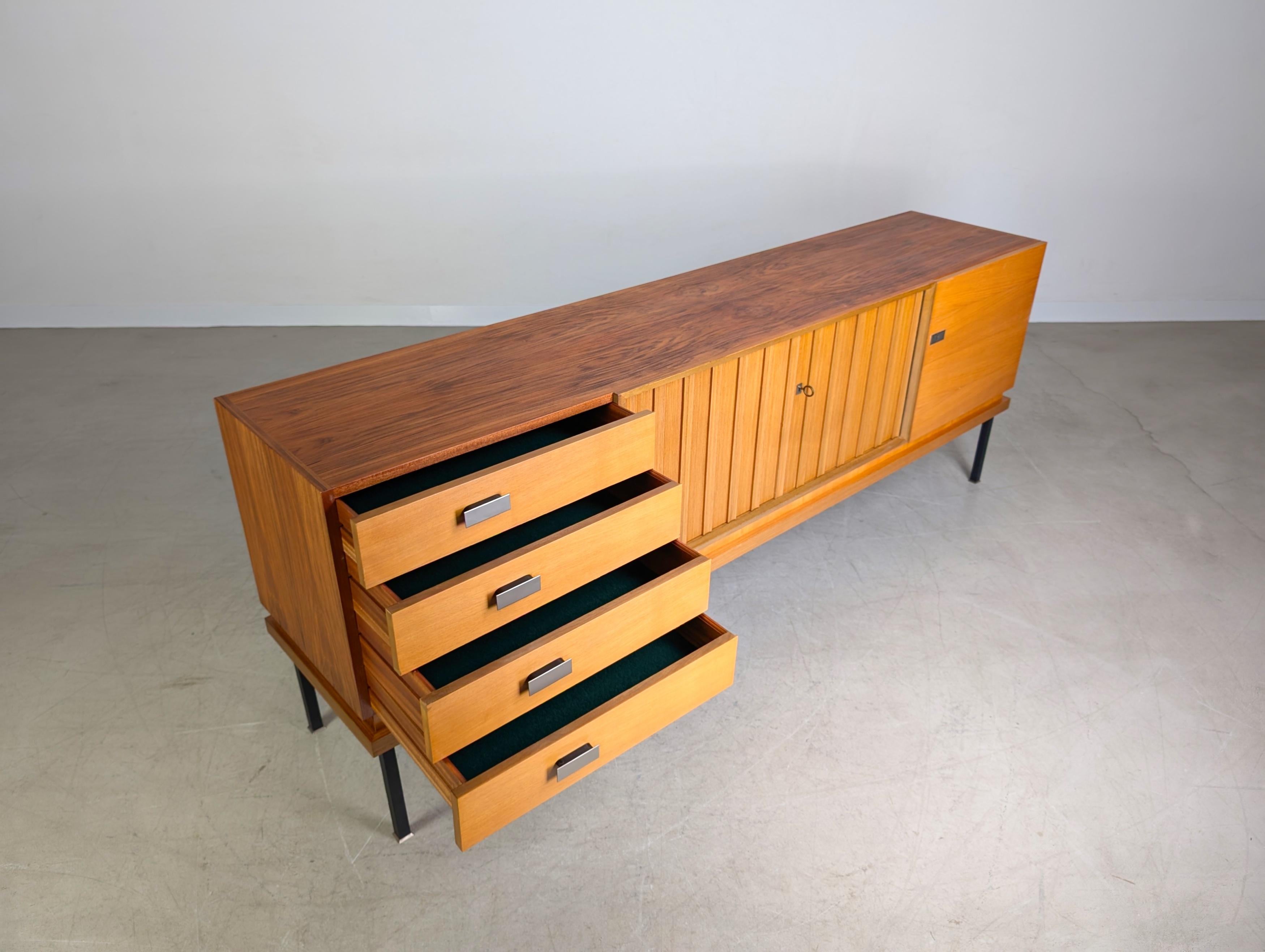 Buffet original du milieu du siècle dernier Famöla Möbel Fama Nussbaum Bon état - En vente à Berlin, DE