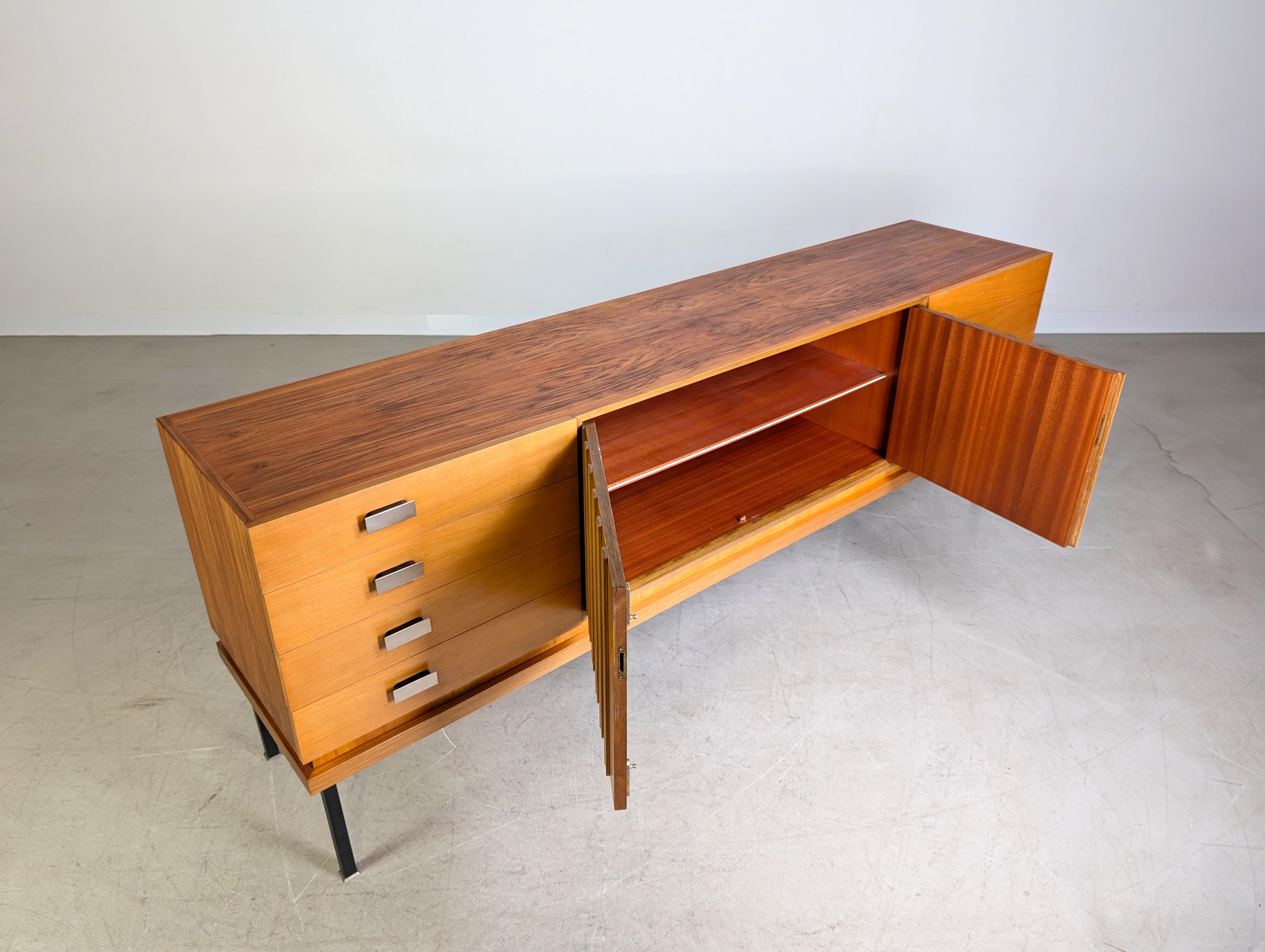 Milieu du XXe siècle Buffet original du milieu du siècle dernier Famöla Möbel Fama Nussbaum en vente