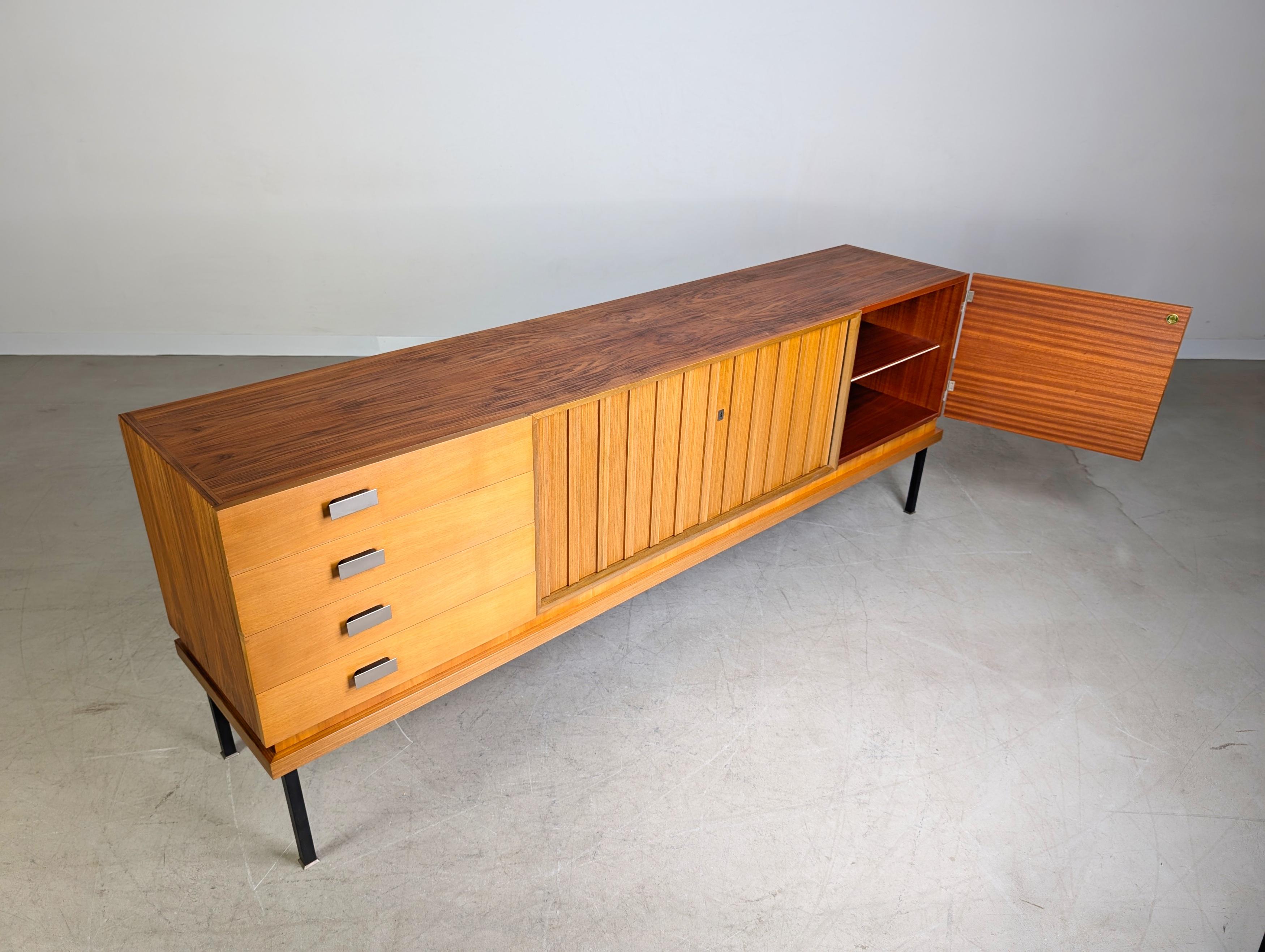 Métal Buffet original du milieu du siècle dernier Famöla Möbel Fama Nussbaum en vente