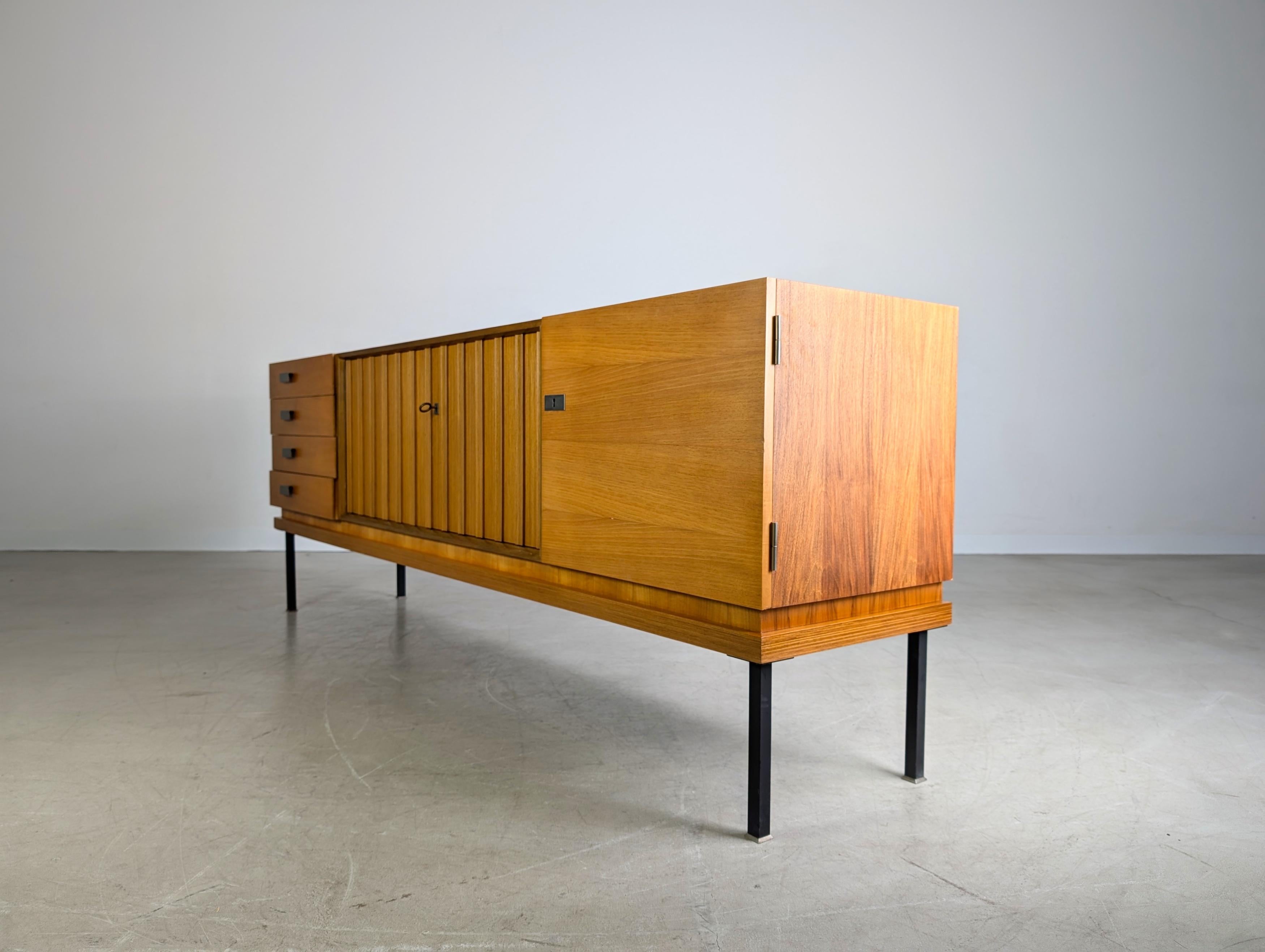 Buffet original du milieu du siècle dernier Famöla Möbel Fama Nussbaum en vente 1
