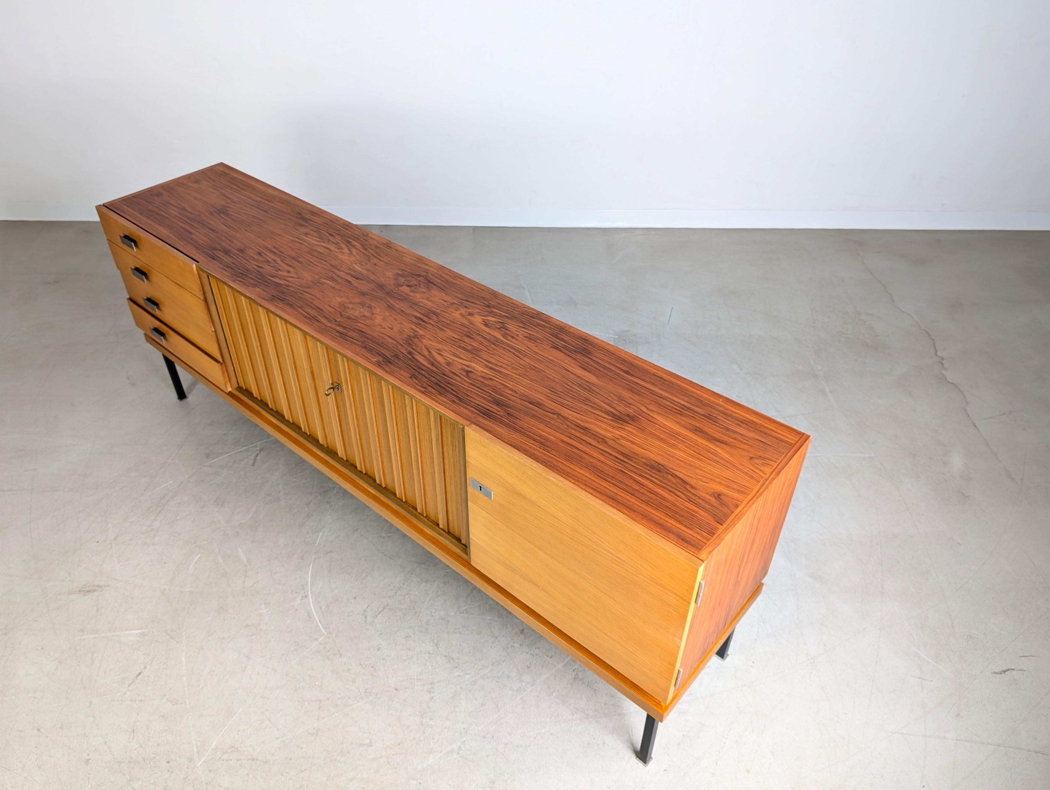 Buffet original du milieu du siècle dernier Famöla Möbel Fama Nussbaum en vente 2
