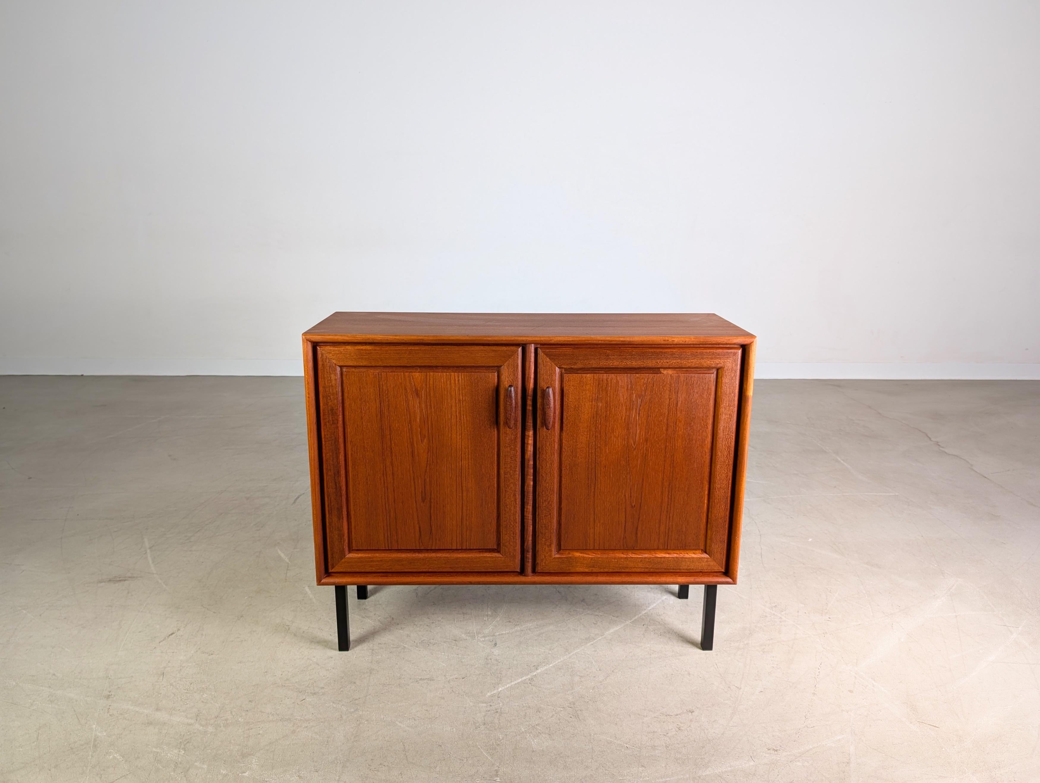 Wir bieten ein wunderschönes kleines Teakholz Sideboard/ Lowboard aus den 1960er Jahren zum Verkauf an. Der Entwurf des Korpus stammt von Heinrich Riestenpatt, während die Füße nachträglich angebracht wurden. Das Möbel eignet sich hervorragend als