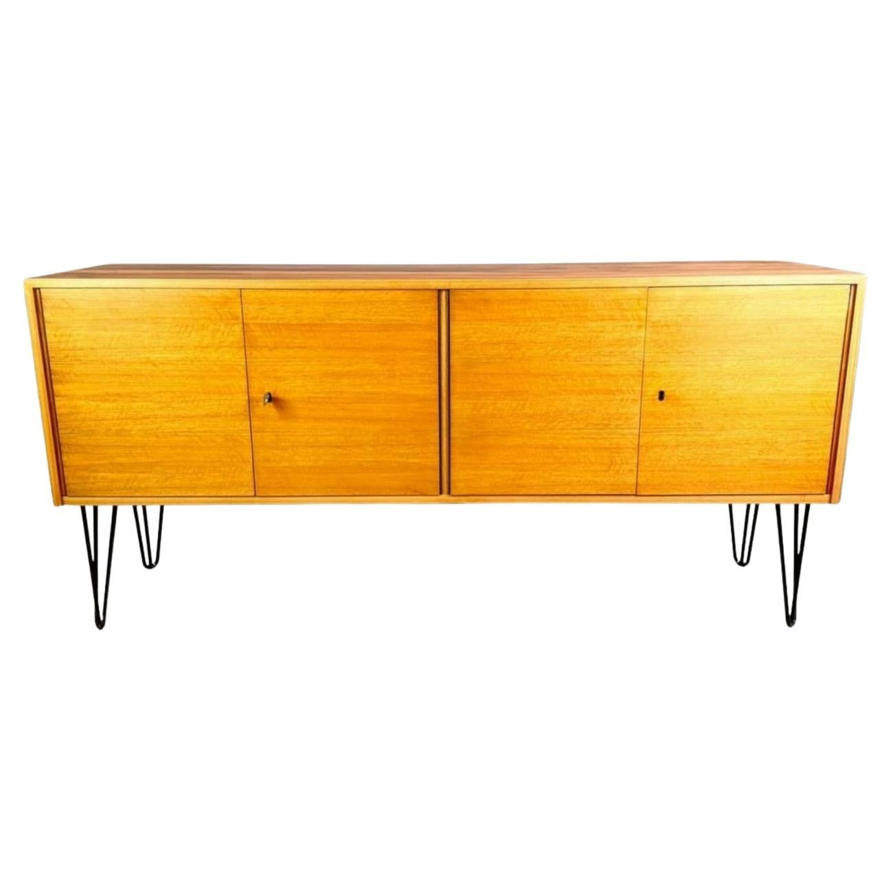 Credenza originale del Medioevo Nussbaum Kommode Vintage 1960s