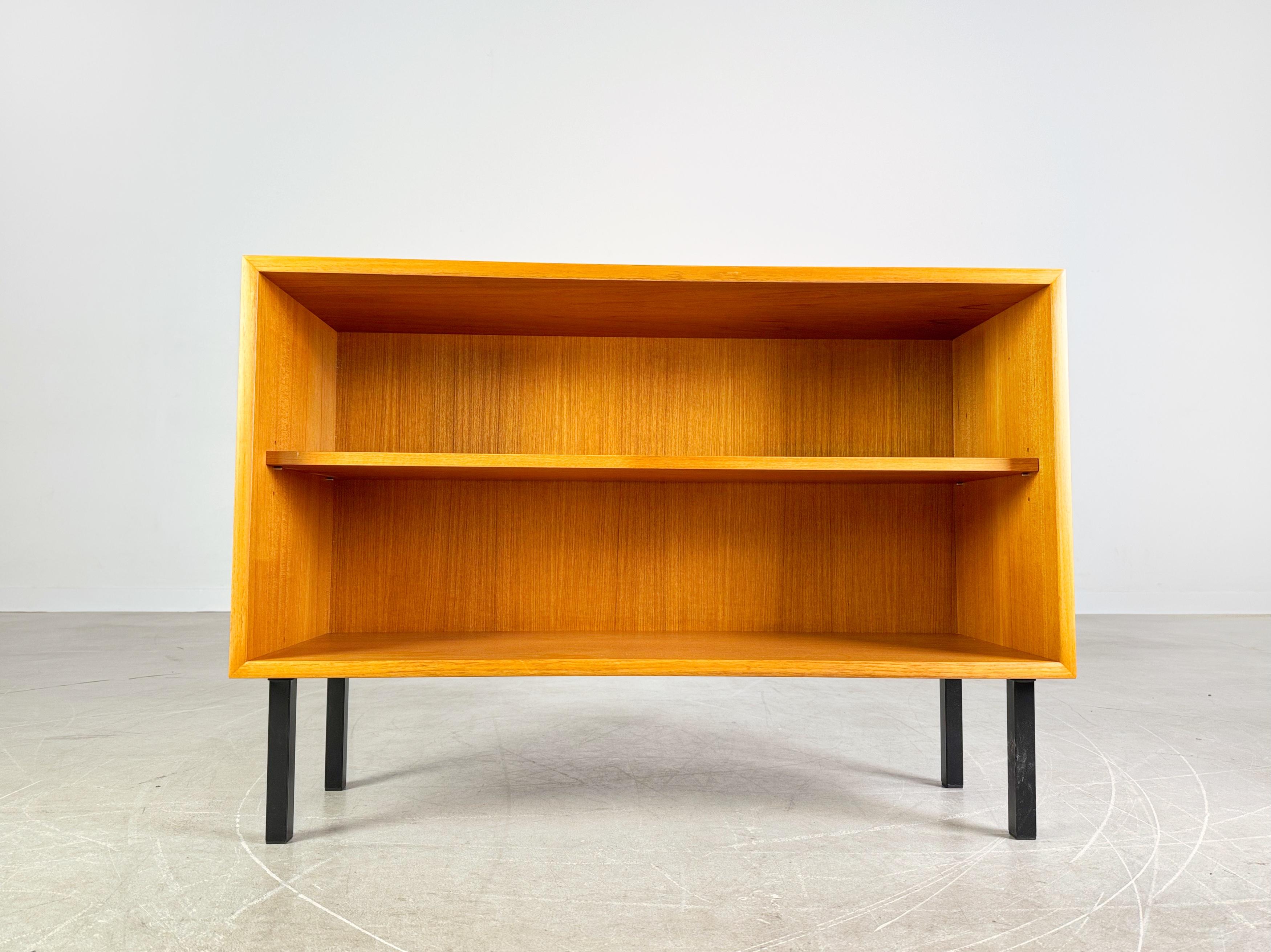 Wir bieten ein wunderschönes kleines Teakholz Sideboard/ Lowboard aus den 1960er Jahren zum Verkauf an. Das Möbel eignet sich hervorragend als TV-Board und lässt sich aufgrund seines minimalistischen Designs sehr gut in moderne Wohnräume