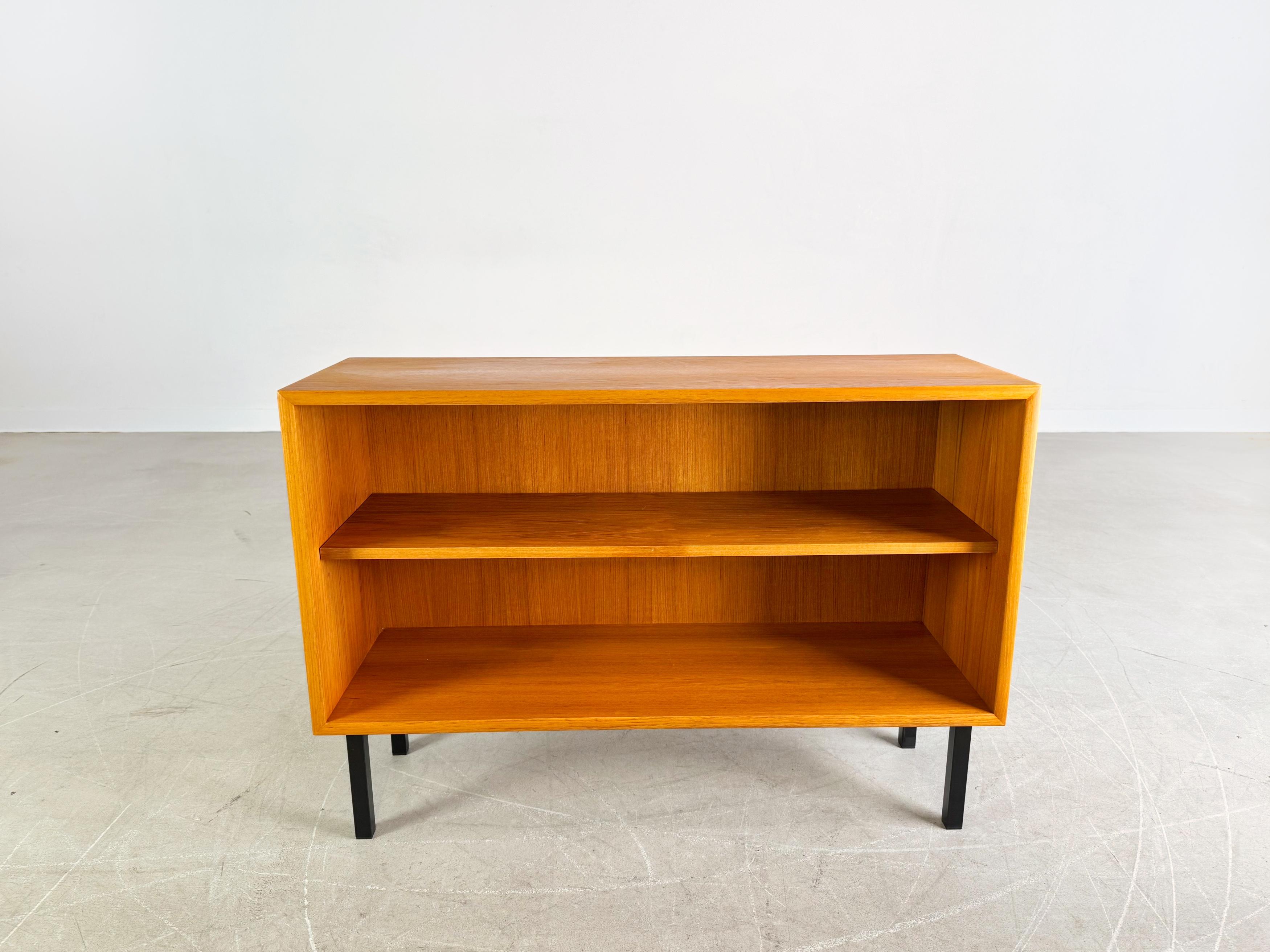 Wir bieten ein wunderschönes kleines Teakholz Sideboard/ Lowboard aus den 1960er Jahren zum Verkauf an. Das Möbel eignet sich hervorragend als TV-Board und lässt sich aufgrund seines minimalistischen Designs sehr gut in moderne Wohnräume