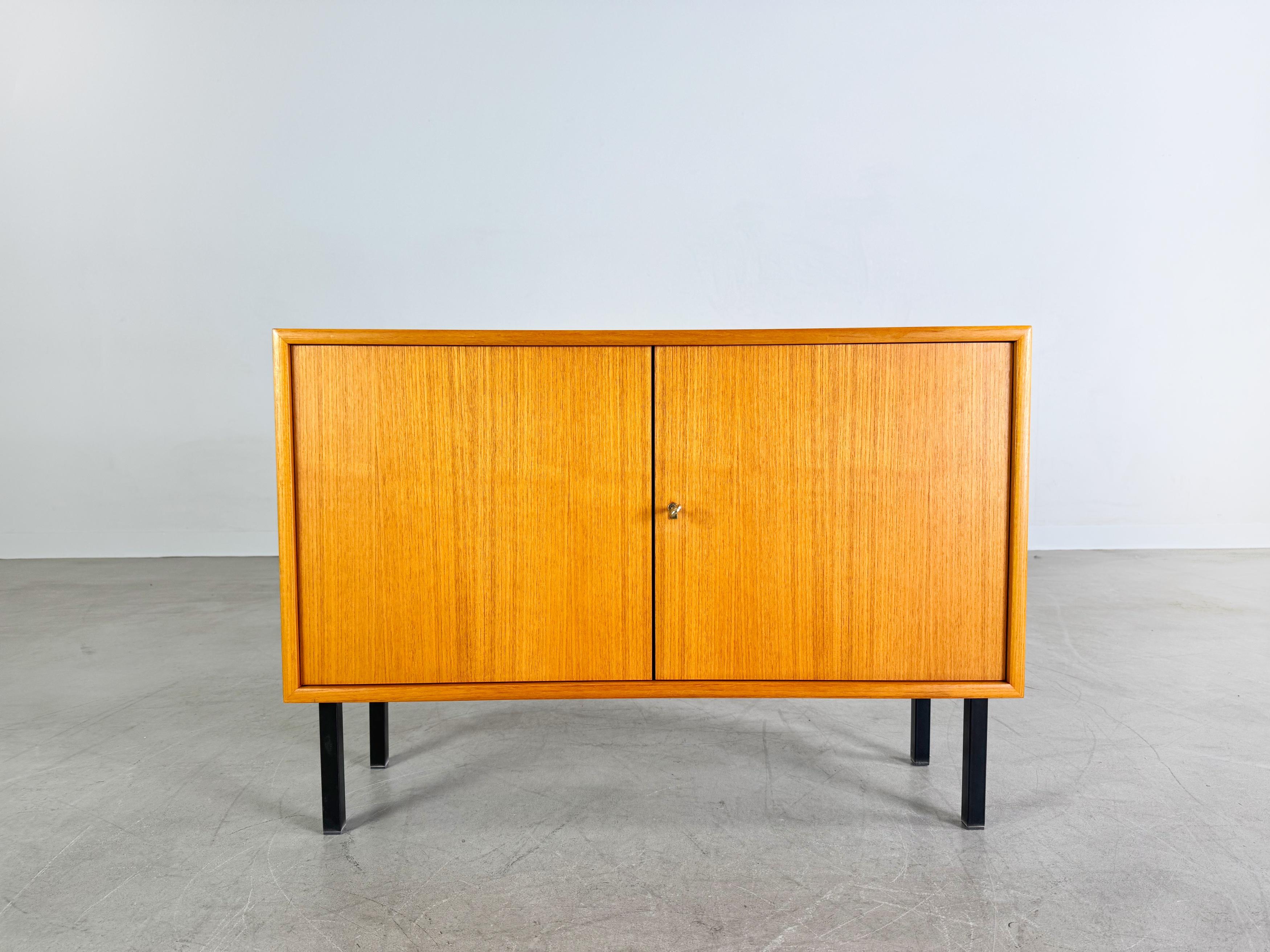 Wir bieten ein wunderschönes kleines Teakholz Sideboard/ Lowboard aus den 1960er Jahren zum Verkauf an. Das Möbel eignet sich hervorragend als TV-Board und lässt sich aufgrund seines minimalistischen Designs sehr gut in moderne Wohnräume