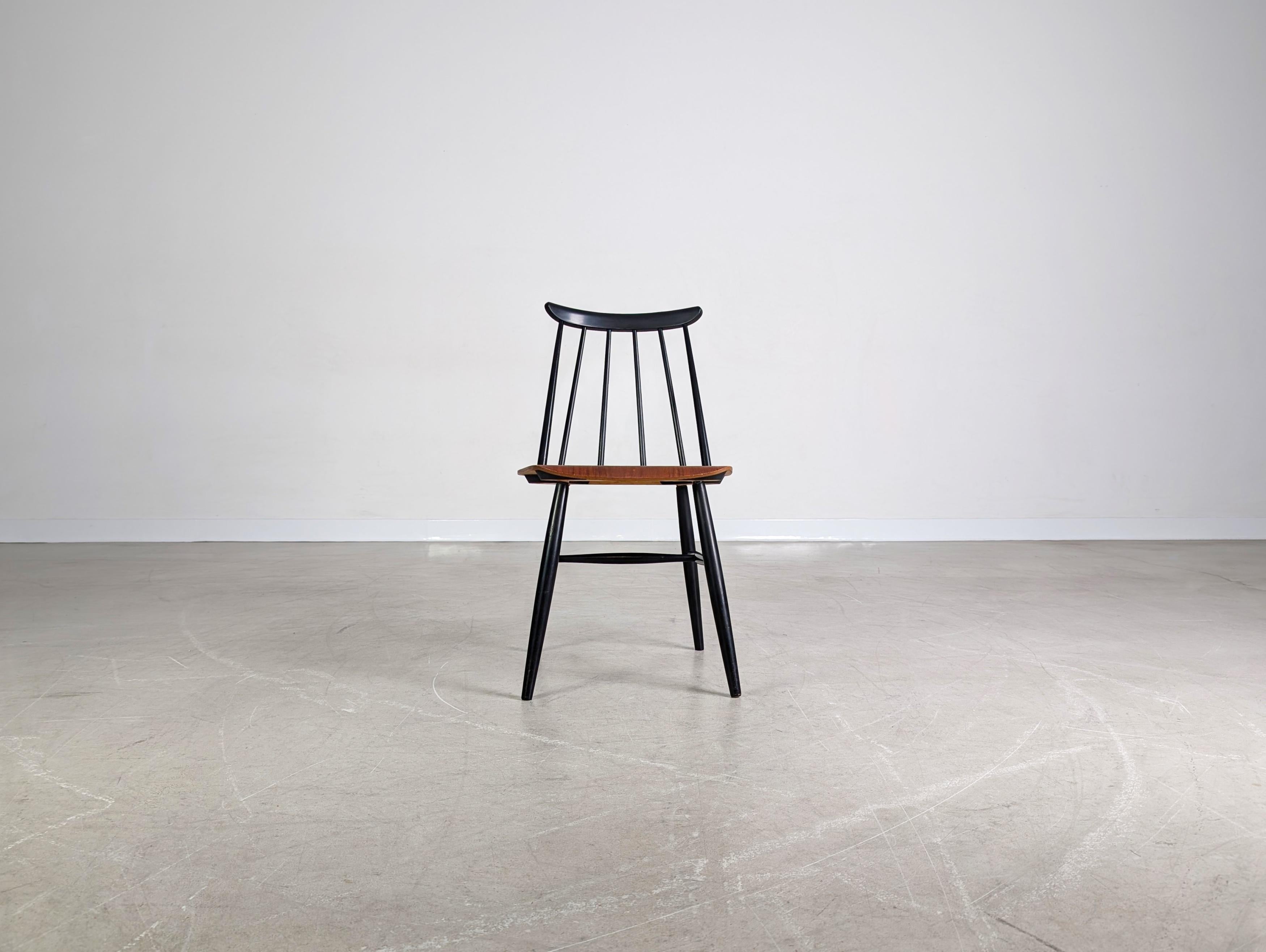 Wir bieten einen wunderschönen Vintage Esszimmerstuhl von Asko Finnland aus den 1960er Jahren zum Verkauf an. Der Entwurf stammt von Ilmari Tapiovaara, der heute als wahrer Designklassiker gilt.

Zustand: Guter gebrauchter Zustand mit