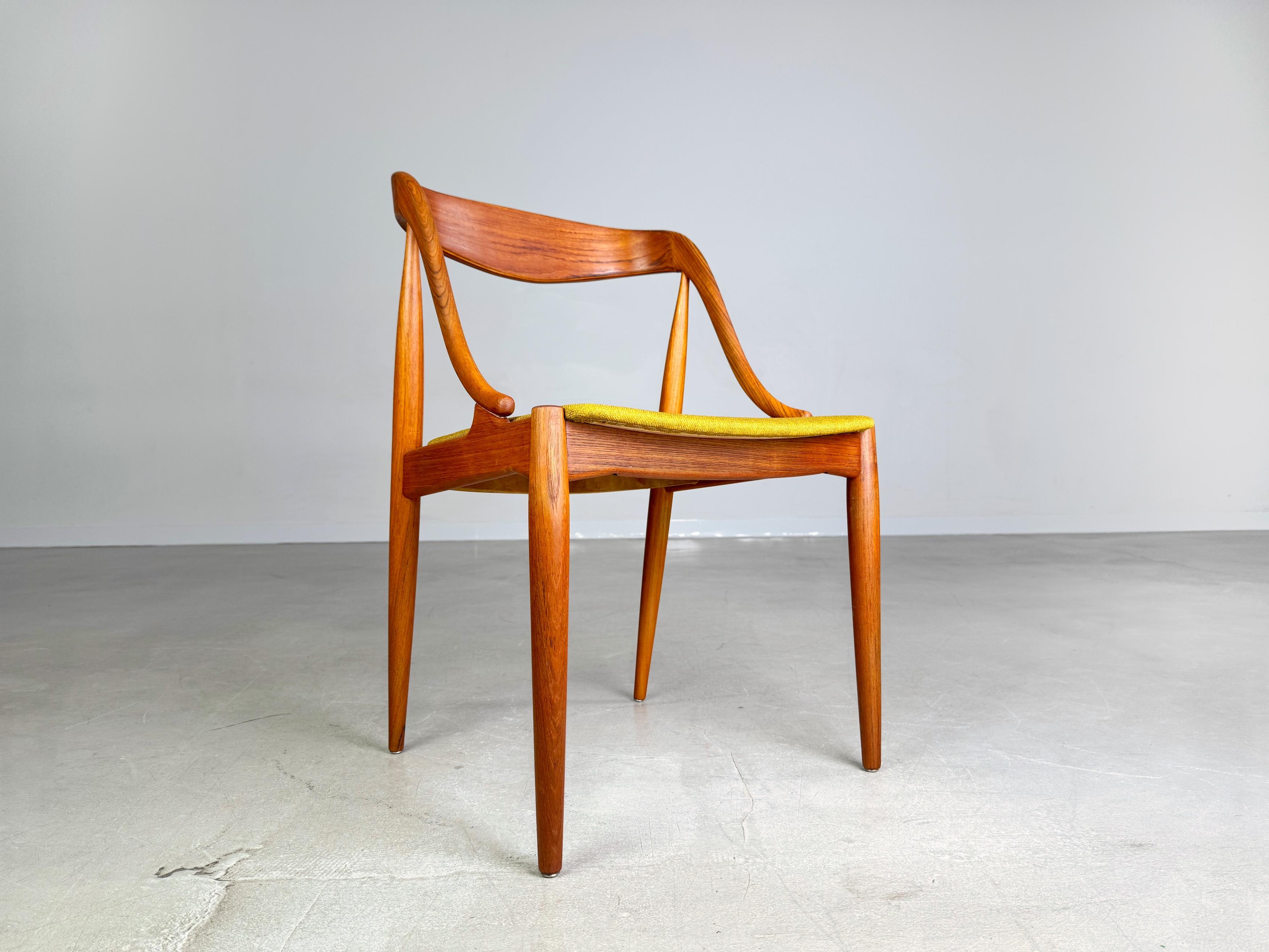 Wir bieten einen wunderschönen Stuhl No. 16 von Uldum Møbelfabrik aus den 1960er Jahren zum Verkauf an. Le Design/One est l'œuvre de Johannes Andersen et se distingue par la combinaison harmonieuse d'un confort fonctionnel et d'une forme élégante.