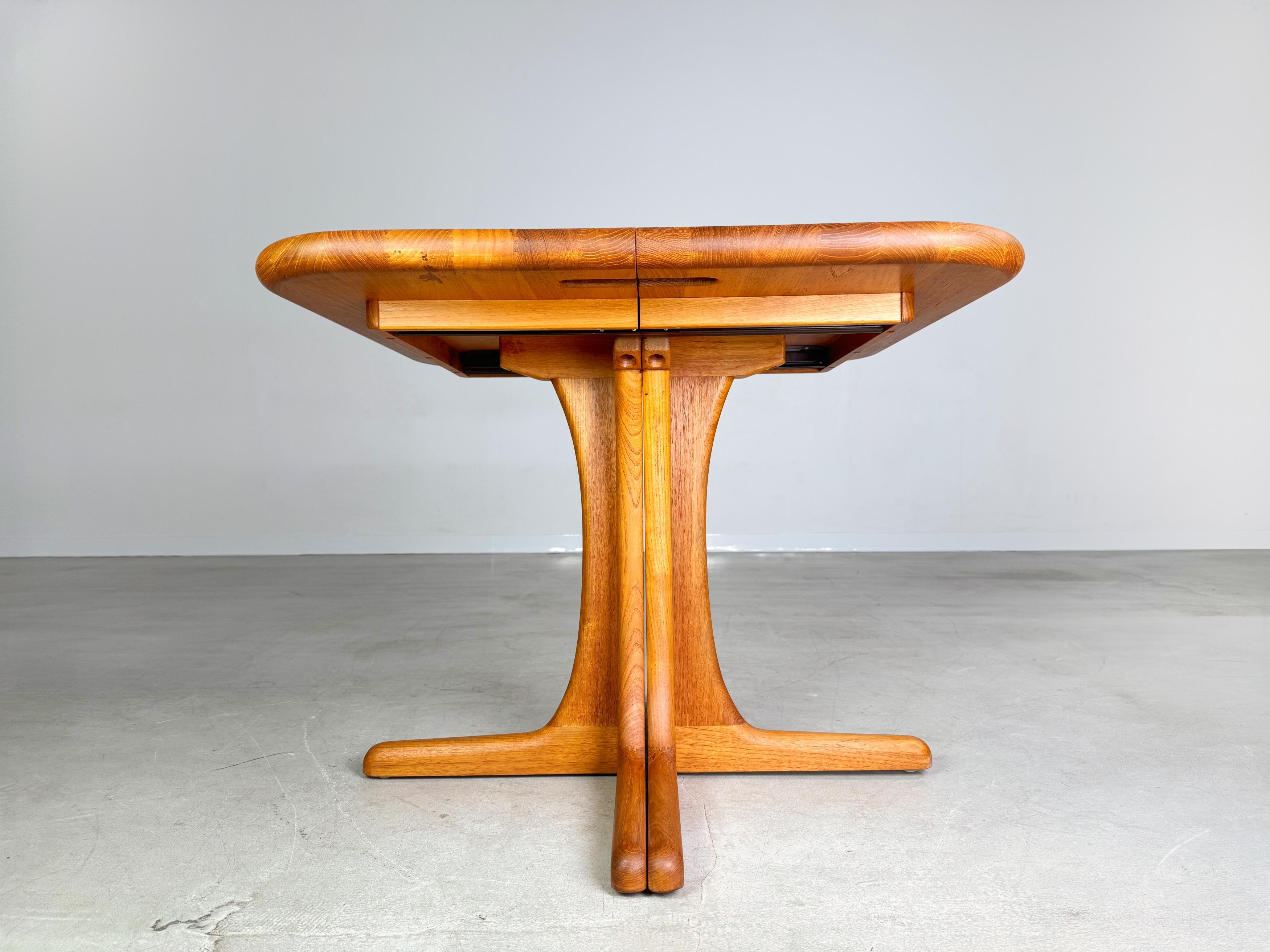 Wir bieten einen wunderschönen Teak Midcentury Esstisch aus den 1960er Jahren zum Verkauf an. La table est en bon état et a été fabriquée en teck massif, ce qui lui permet de résister à l'eau et à l'abrasif, qui peuvent être encore une fois nettoyés