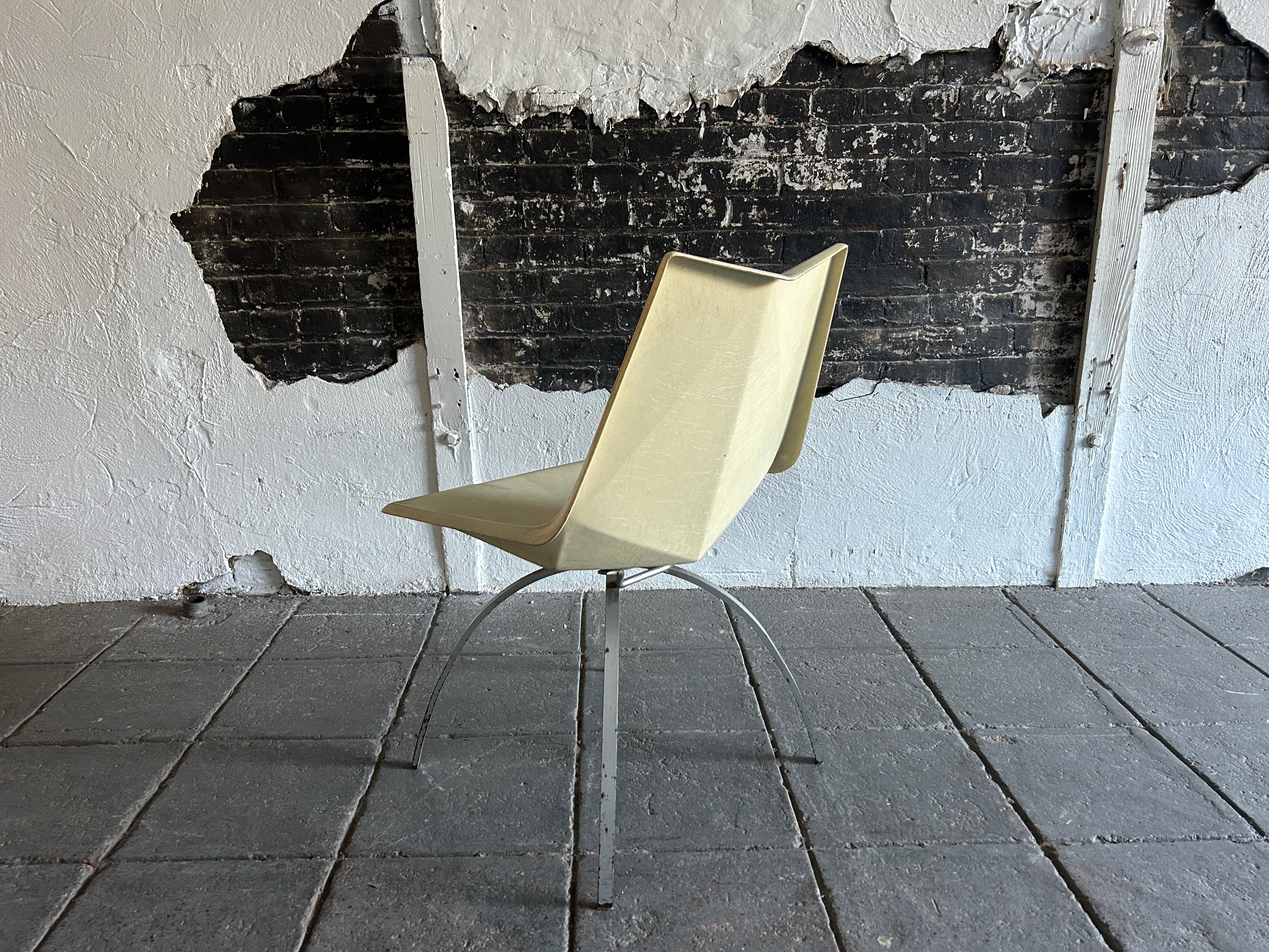 original mid century off white Paul McCobb origami fiberglass shell has steel spider bases. Can be used inside or outside. These side chairs are by Paul McCobb by St. John Seating Corp. New York. Very rare chairs. Located in Brooklyn NYC.

(4)