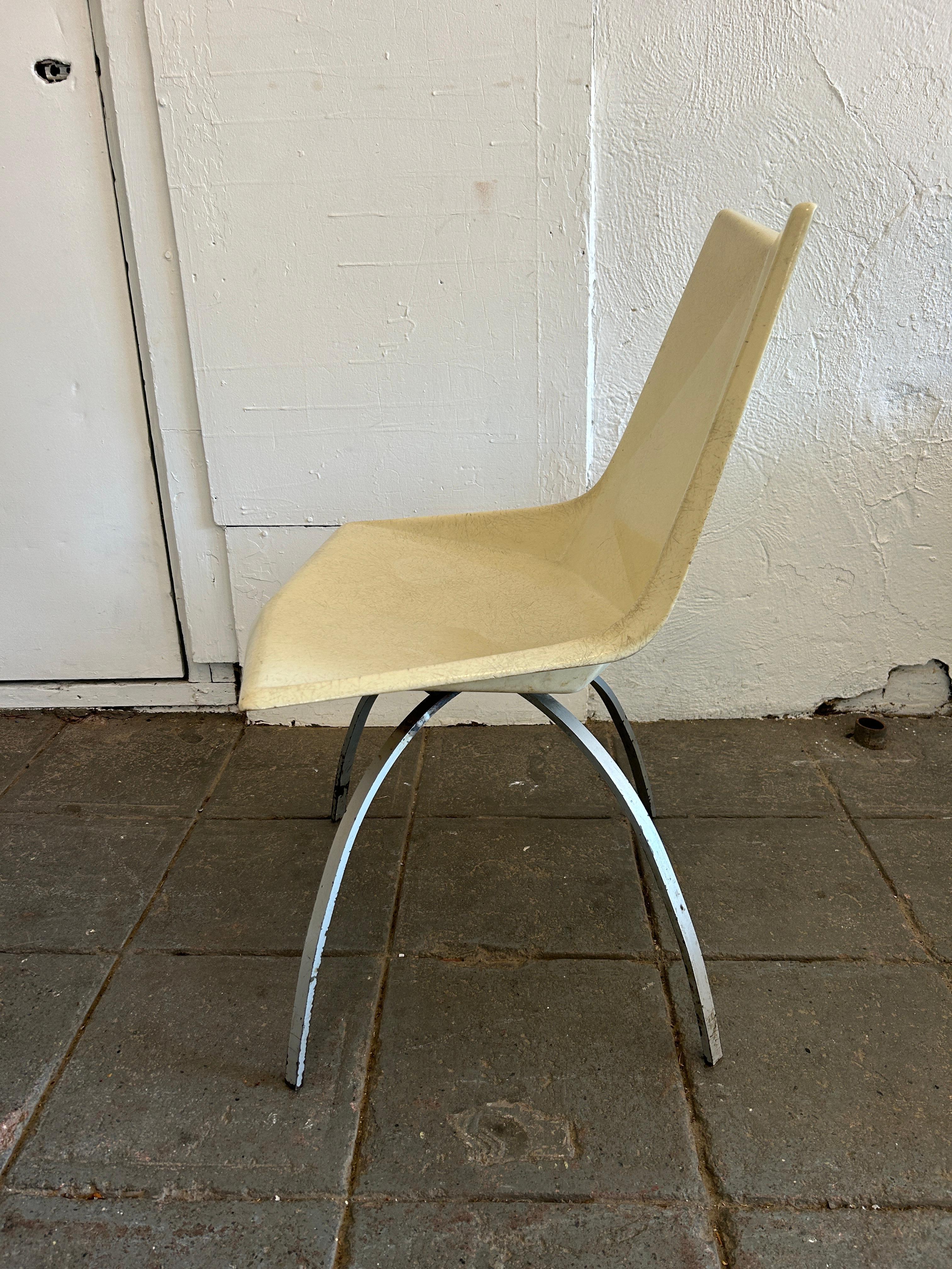 Originaler weißer Paul McCobb Origami-Stuhl aus Fiberglas mit Spinnenfuß aus der Mitte des Jahrhunderts (Moderne der Mitte des Jahrhunderts) im Angebot