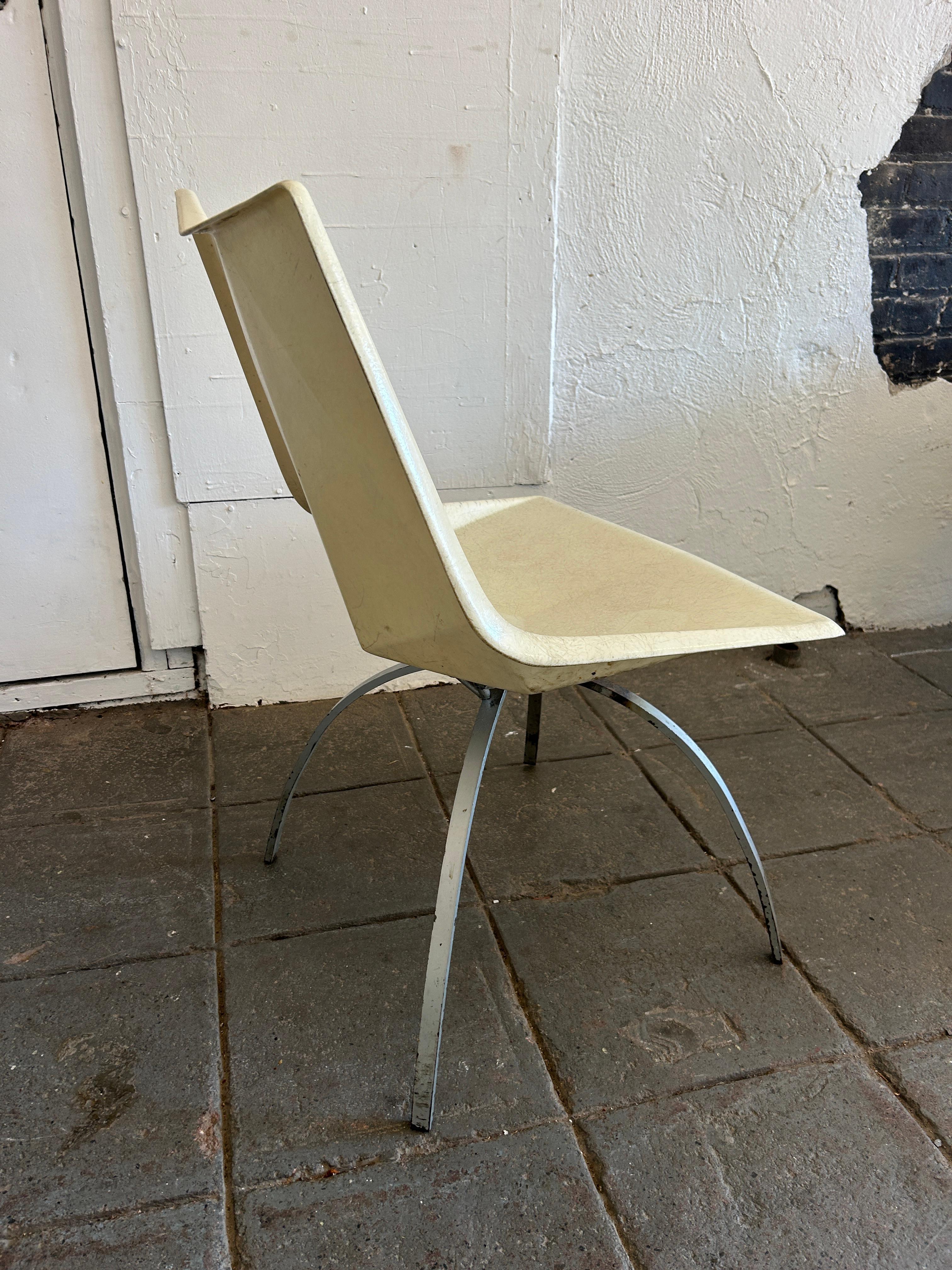 Originaler weißer Paul McCobb Origami-Stuhl aus Fiberglas mit Spinnenfuß aus der Mitte des Jahrhunderts (amerikanisch) im Angebot