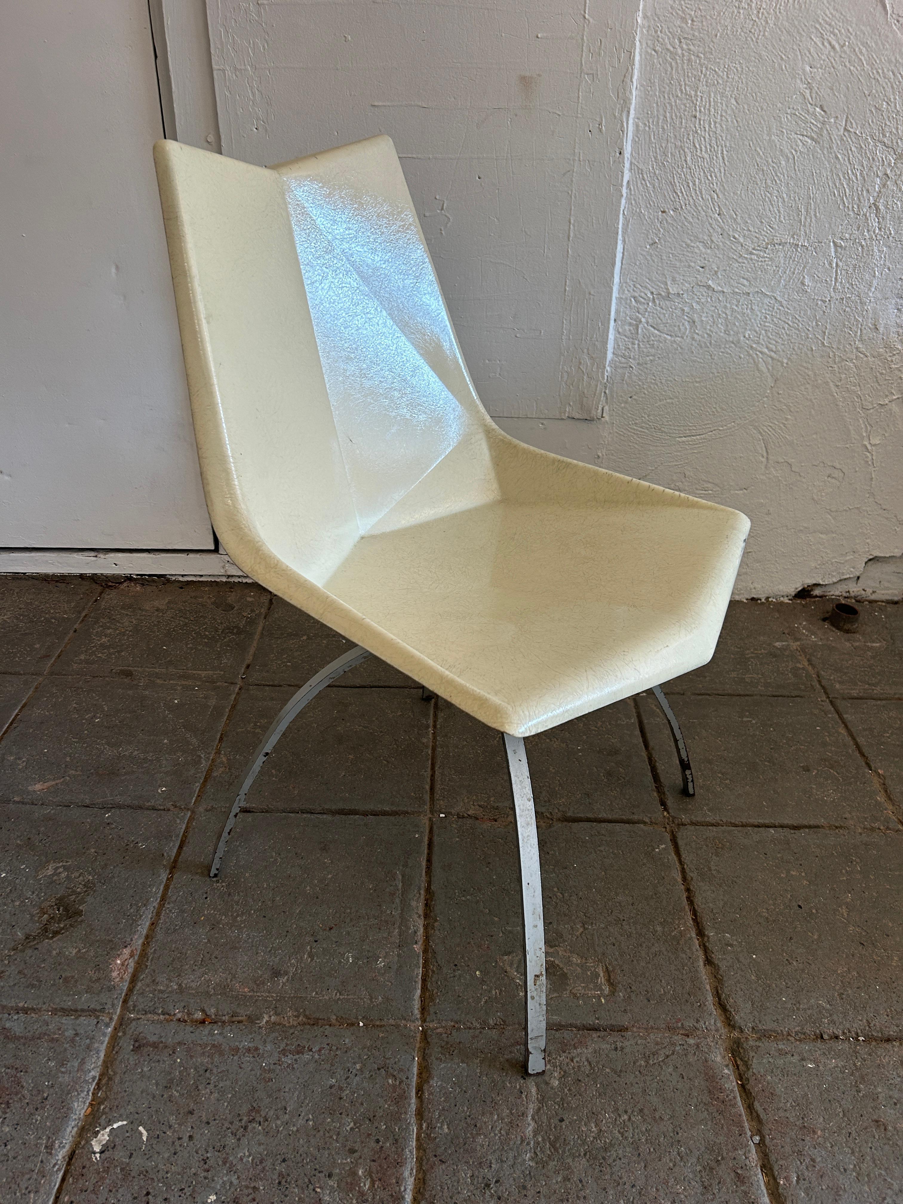 Originaler weißer Paul McCobb Origami-Stuhl aus Fiberglas mit Spinnenfuß aus der Mitte des Jahrhunderts im Zustand „Gut“ im Angebot in Brooklyn, NY